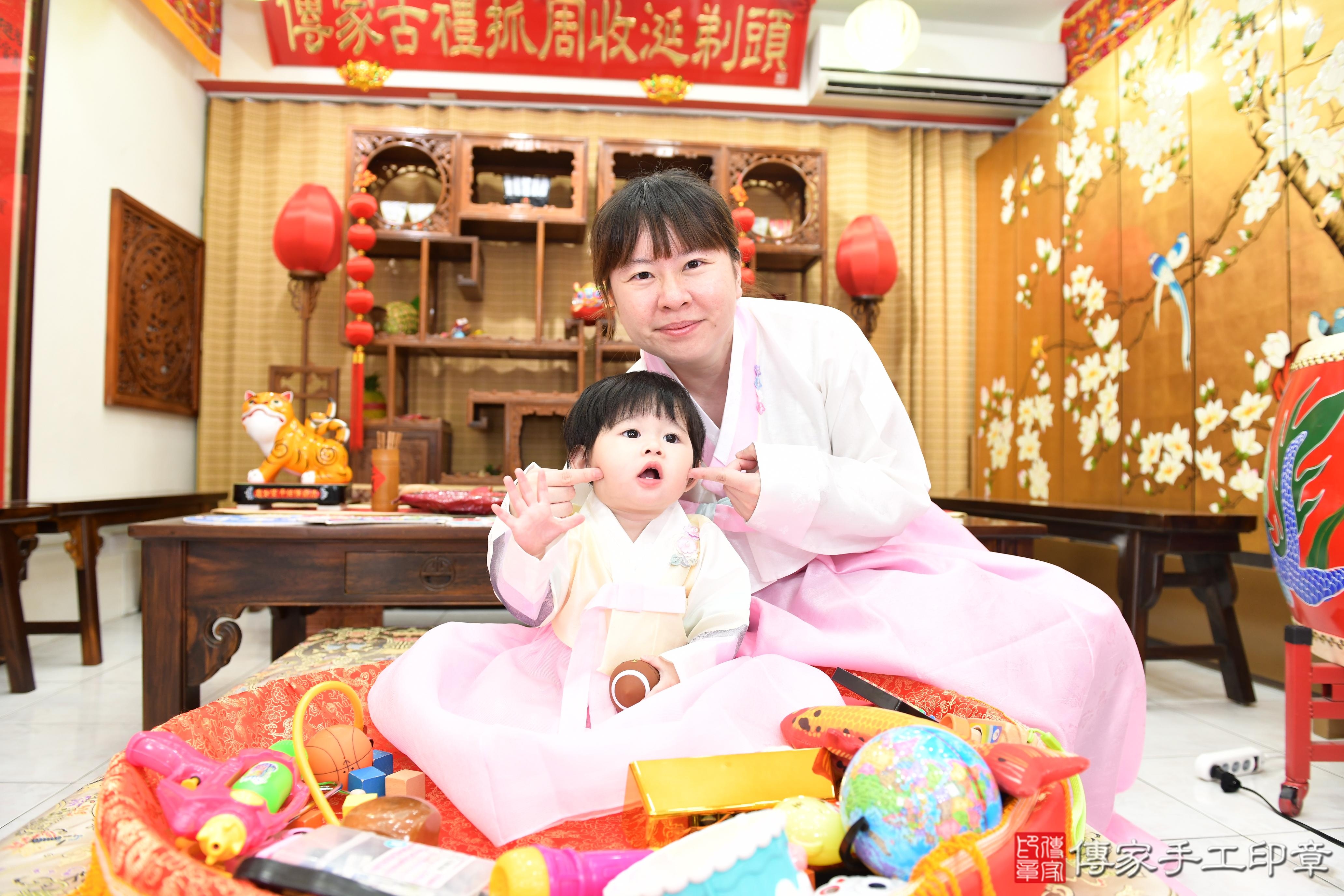 傳家手工印章台南店、抓周、度脺、美式風會場、傳家嬰兒古禮、吉祥話、抓周道具物品24種、拍照。抓周證書。寶寶抓周、滿周歲、生日快樂、祝福