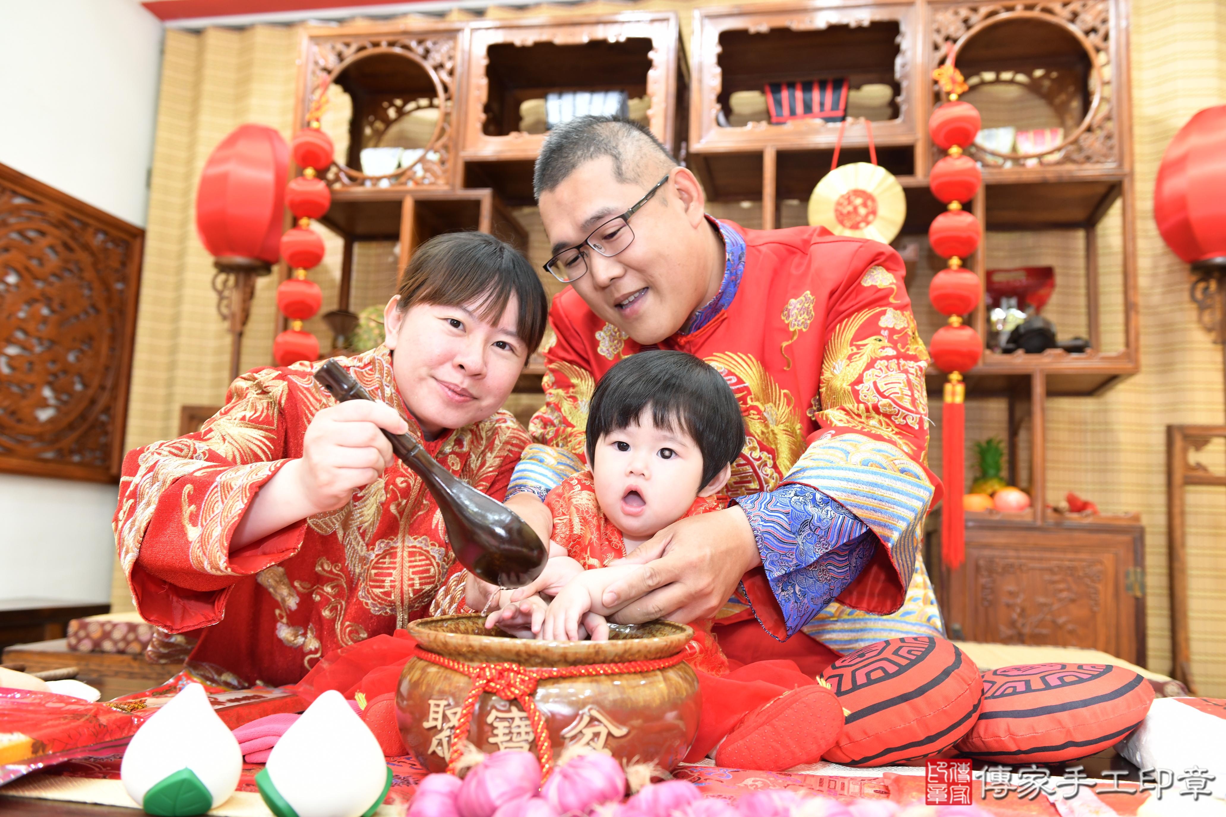 傳家手工印章台南店、抓周、度脺、美式風會場、傳家嬰兒古禮、吉祥話、抓周道具物品24種、拍照。抓周證書。寶寶抓周、滿周歲、生日快樂、祝福