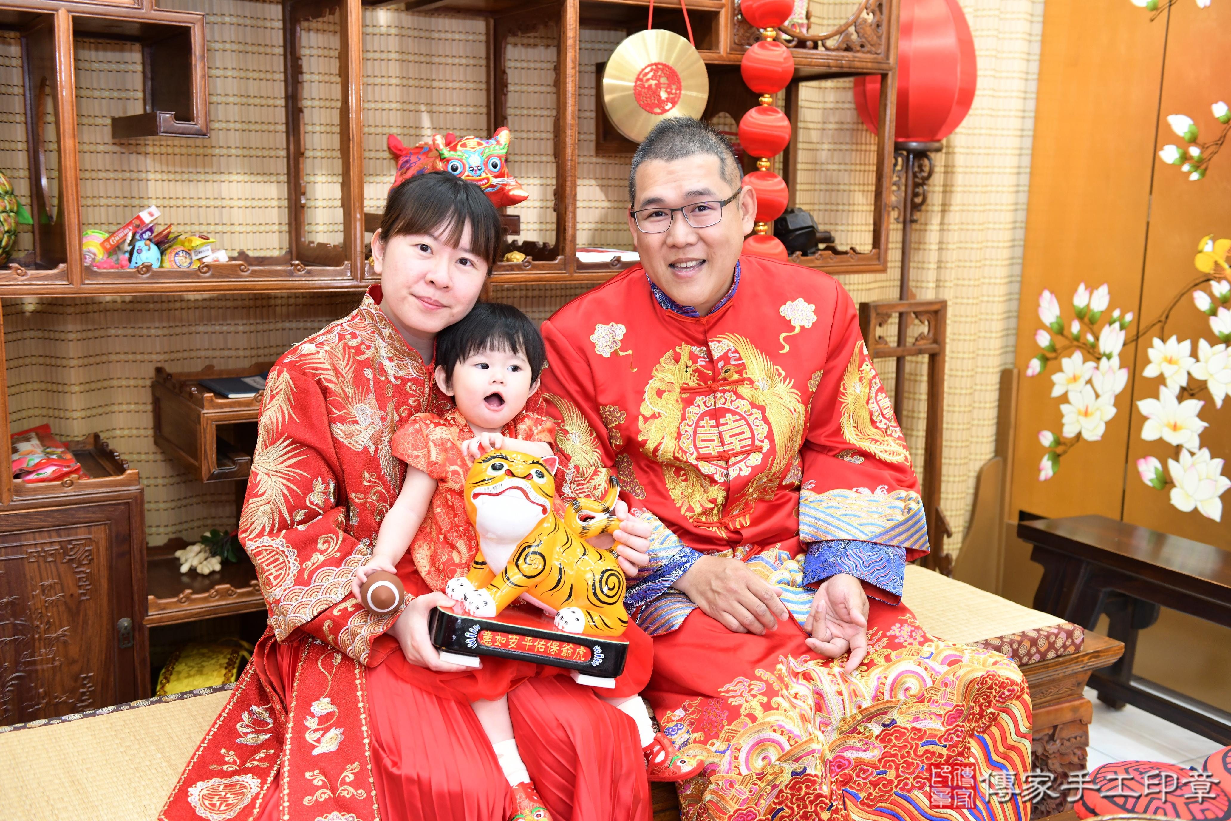 傳家手工印章台南店、抓周、度脺、美式風會場、傳家嬰兒古禮、吉祥話、抓周道具物品24種、拍照。抓周證書。寶寶抓周、滿周歲、生日快樂、祝福