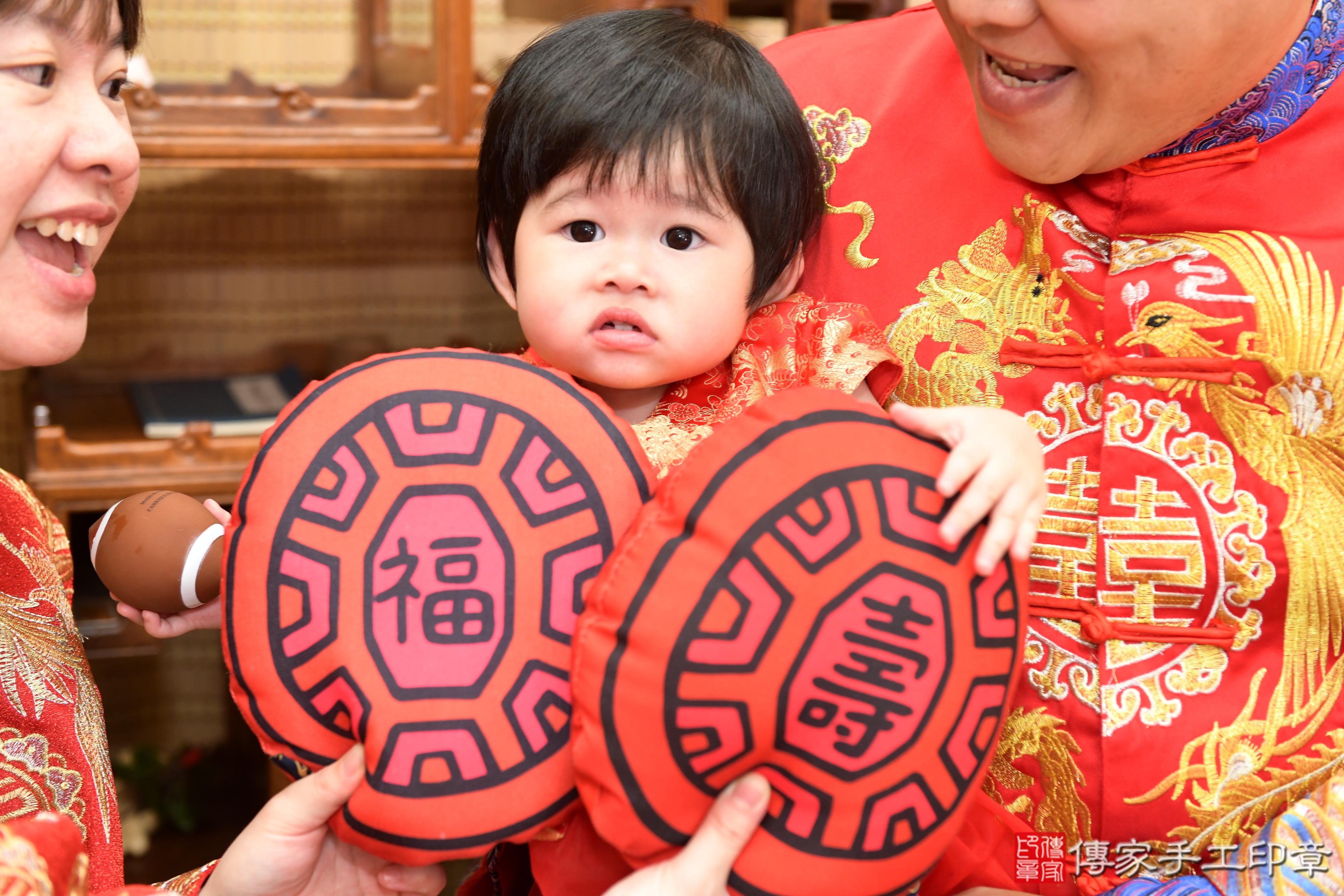 傳家手工印章台南店、抓周、度脺、美式風會場、傳家嬰兒古禮、吉祥話、抓周道具物品24種、拍照。抓周證書。寶寶抓周、滿周歲、生日快樂、祝福