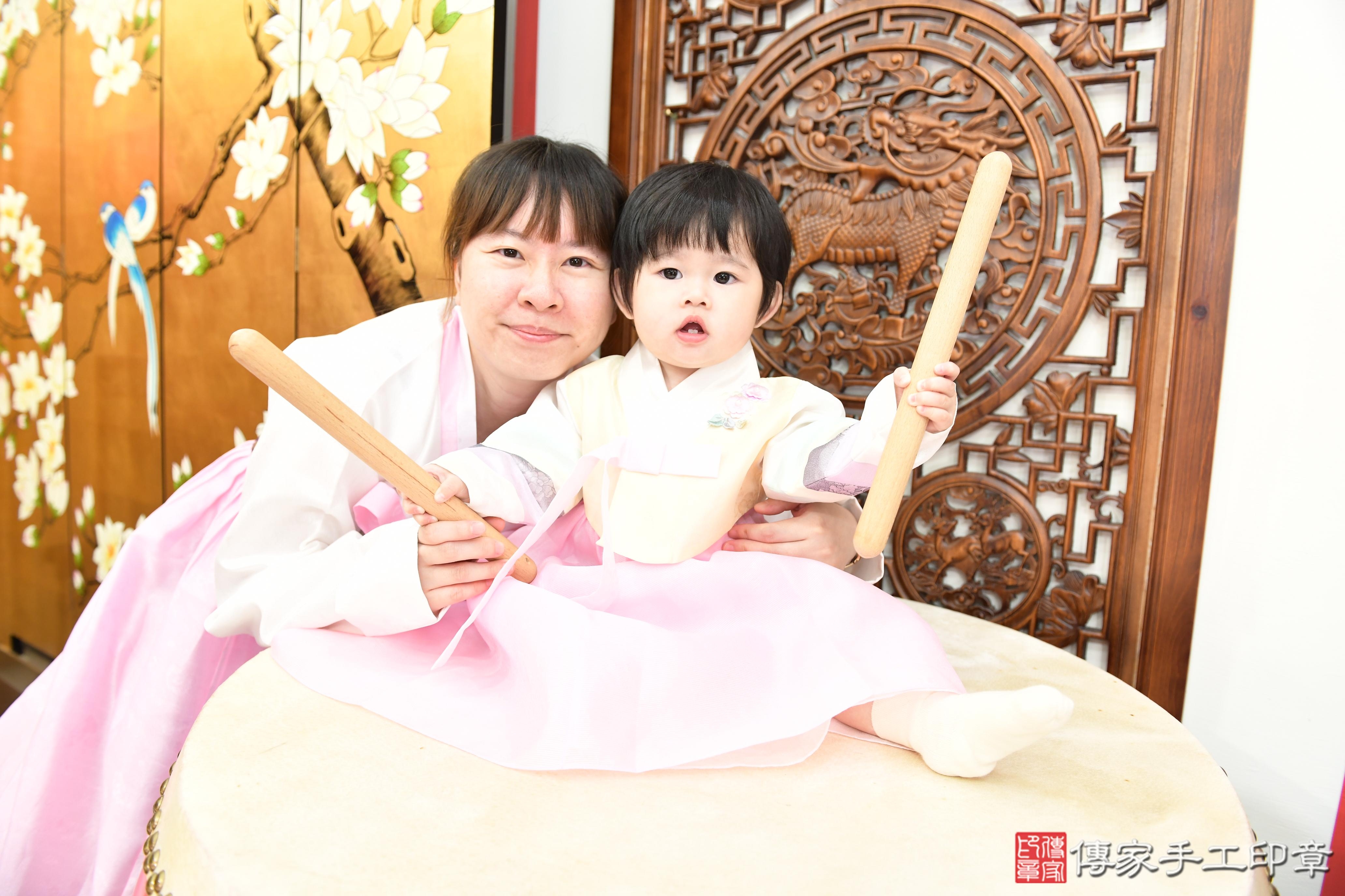 傳家手工印章台南店、抓周、度脺、美式風會場、傳家嬰兒古禮、吉祥話、抓周道具物品24種、拍照。抓周證書。寶寶抓周、滿周歲、生日快樂、祝福