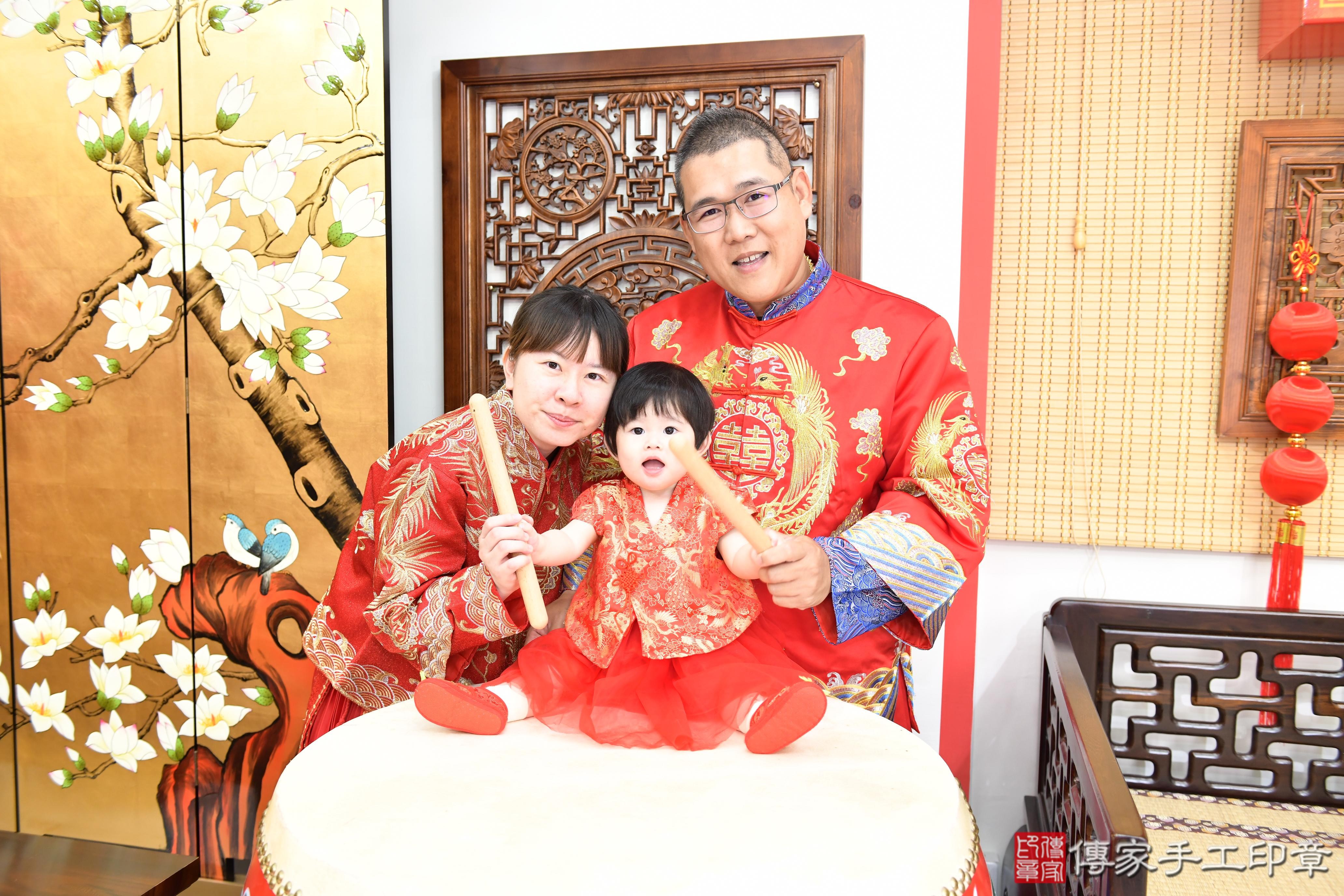 傳家手工印章台南店、抓周、度脺、美式風會場、傳家嬰兒古禮、吉祥話、抓周道具物品24種、拍照。抓周證書。寶寶抓周、滿周歲、生日快樂、祝福