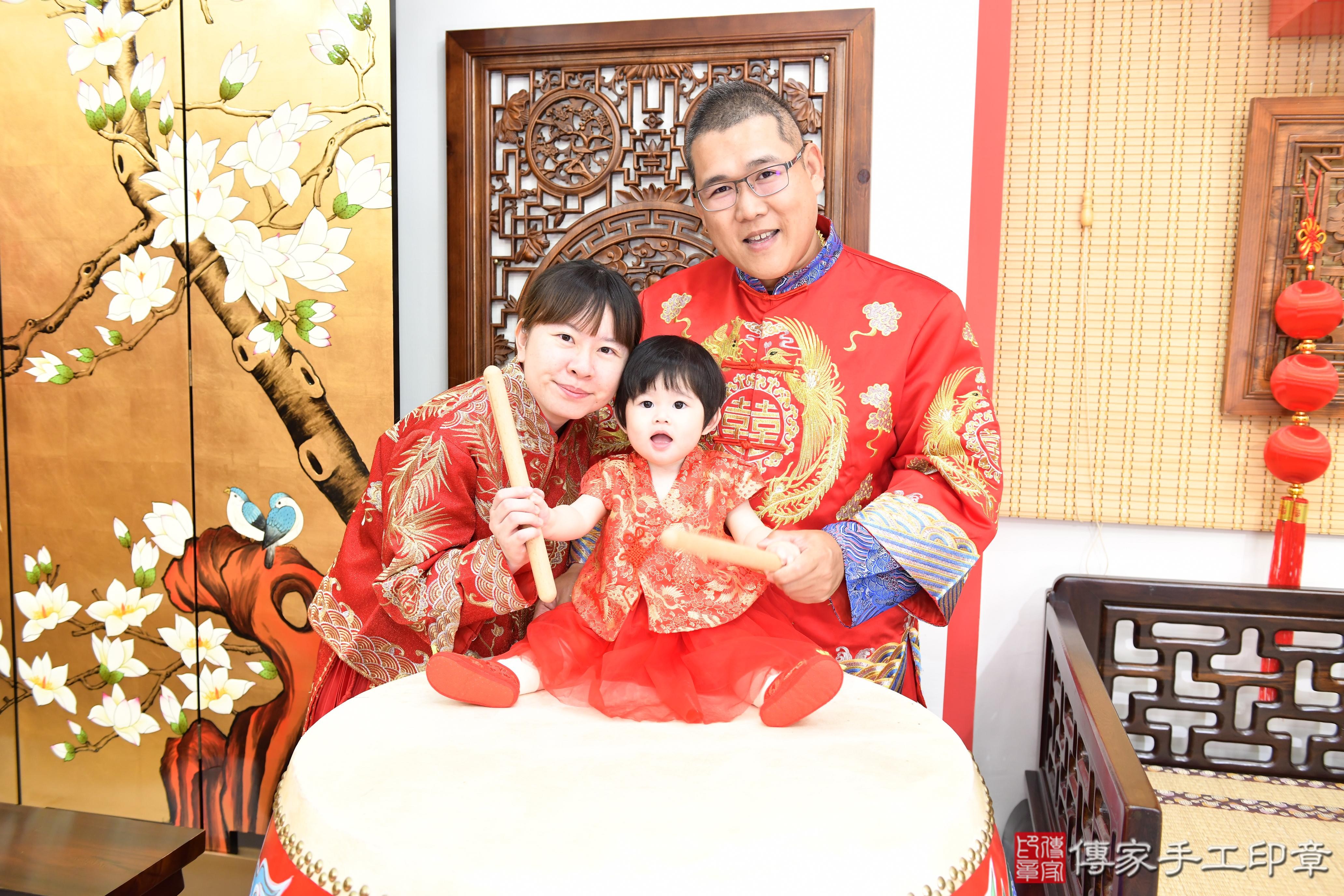 傳家手工印章台南店、抓周、度脺、美式風會場、傳家嬰兒古禮、吉祥話、抓周道具物品24種、拍照。抓周證書。寶寶抓周、滿周歲、生日快樂、祝福