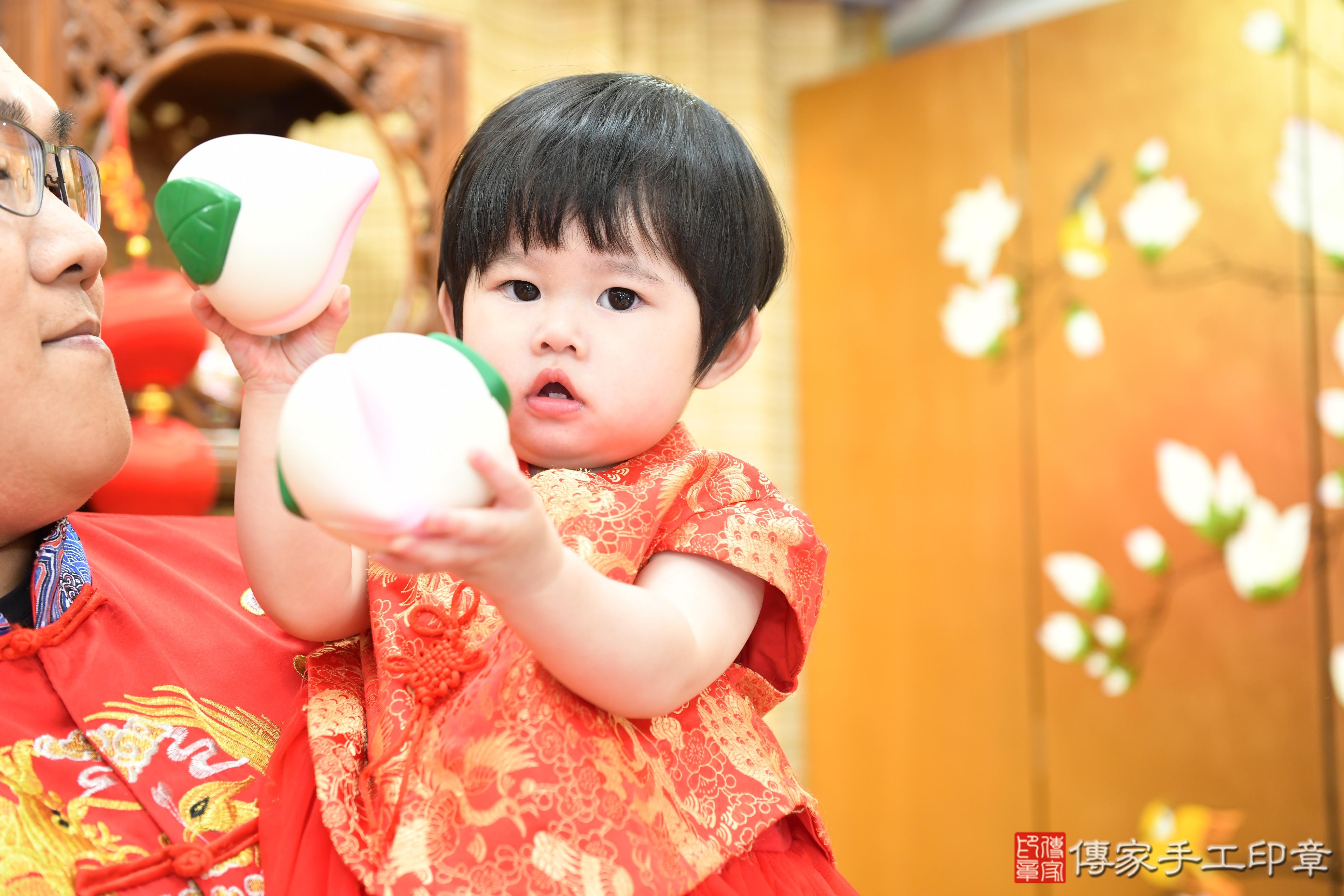傳家手工印章台南店、抓周、度脺、美式風會場、傳家嬰兒古禮、吉祥話、抓周道具物品24種、拍照。抓周證書。寶寶抓周、滿周歲、生日快樂、祝福