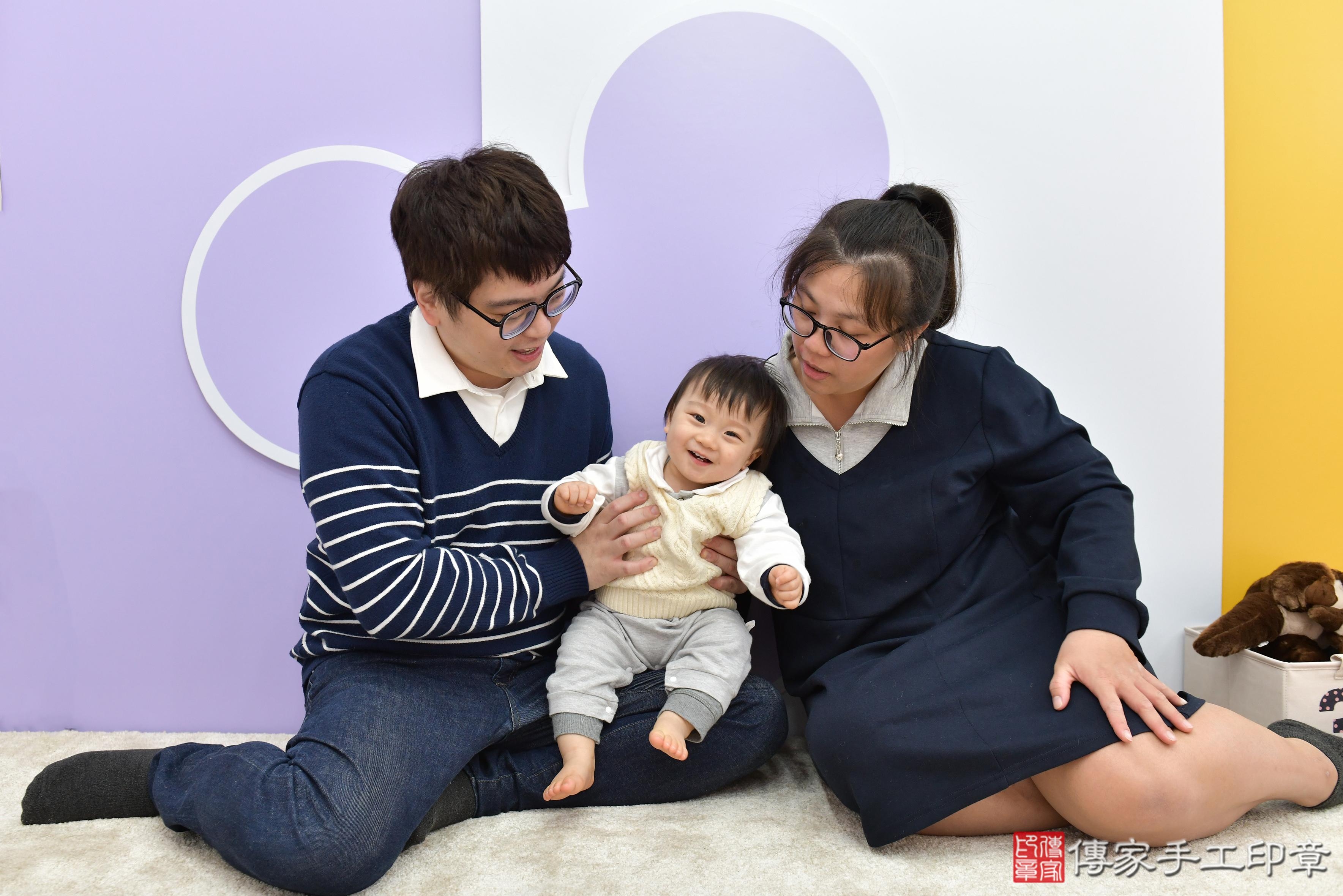 傳家手工印章桃園店、抓周、度脺、美式風會場、傳家嬰兒古禮、吉祥話、抓周道具物品24種、拍照。抓周證書。寶寶抓周、滿周歲、生日快樂、祝福 傳家手工印章桃園店、抓周、度脺、美式風會場、傳家嬰兒古禮、吉祥話、抓周道具物品24種、拍照。抓周證書。寶寶抓周、滿周歲、生日快樂、祝福