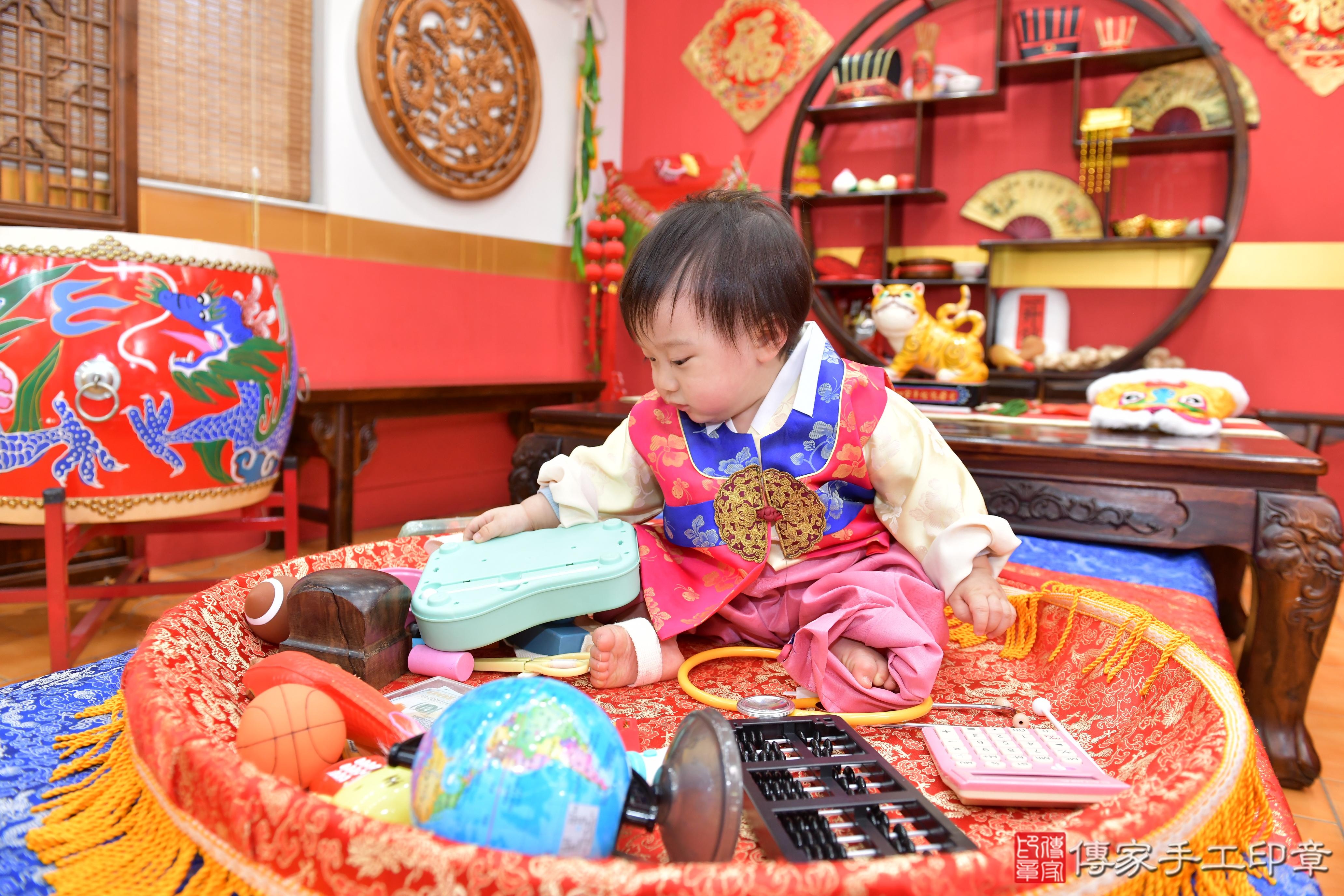 傳家手工印章桃園店、抓周、度脺、美式風會場、傳家嬰兒古禮、吉祥話、抓周道具物品24種、拍照。抓周證書。寶寶抓周、滿周歲、生日快樂、祝福 傳家手工印章桃園店、抓周、度脺、美式風會場、傳家嬰兒古禮、吉祥話、抓周道具物品24種、拍照。抓周證書。寶寶抓周、滿周歲、生日快樂、祝福