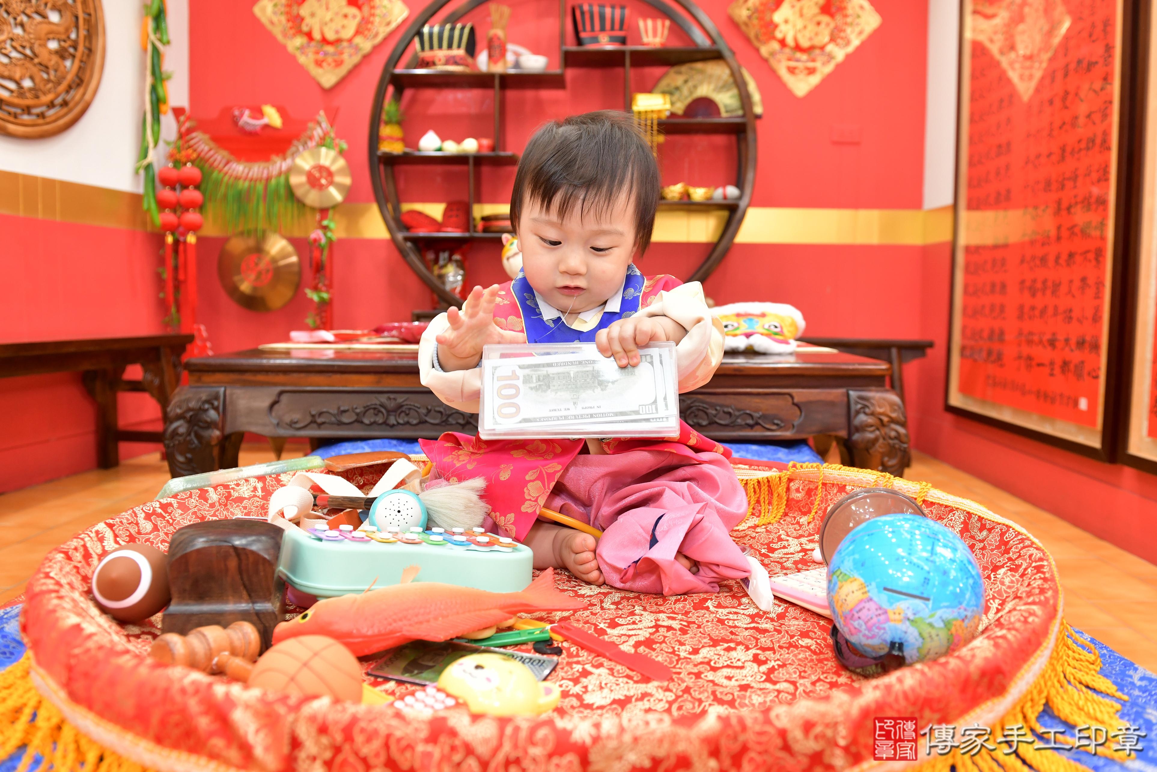 傳家手工印章桃園店、抓周、度脺、美式風會場、傳家嬰兒古禮、吉祥話、抓周道具物品24種、拍照。抓周證書。寶寶抓周、滿周歲、生日快樂、祝福 傳家手工印章桃園店、抓周、度脺、美式風會場、傳家嬰兒古禮、吉祥話、抓周道具物品24種、拍照。抓周證書。寶寶抓周、滿周歲、生日快樂、祝福