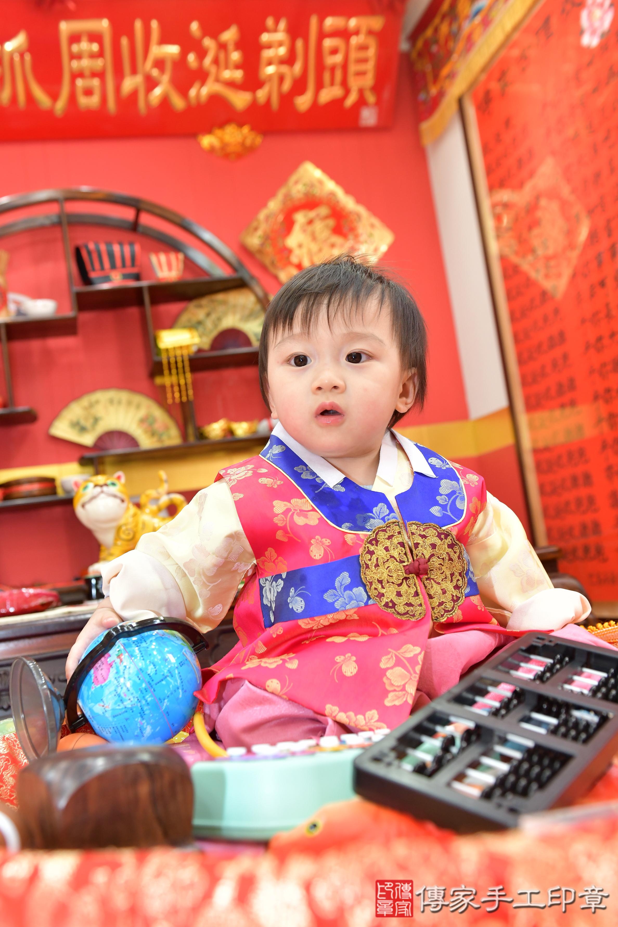 傳家手工印章桃園店、抓周、度脺、美式風會場、傳家嬰兒古禮、吉祥話、抓周道具物品24種、拍照。抓周證書。寶寶抓周、滿周歲、生日快樂、祝福 傳家手工印章桃園店、抓周、度脺、美式風會場、傳家嬰兒古禮、吉祥話、抓周道具物品24種、拍照。抓周證書。寶寶抓周、滿周歲、生日快樂、祝福