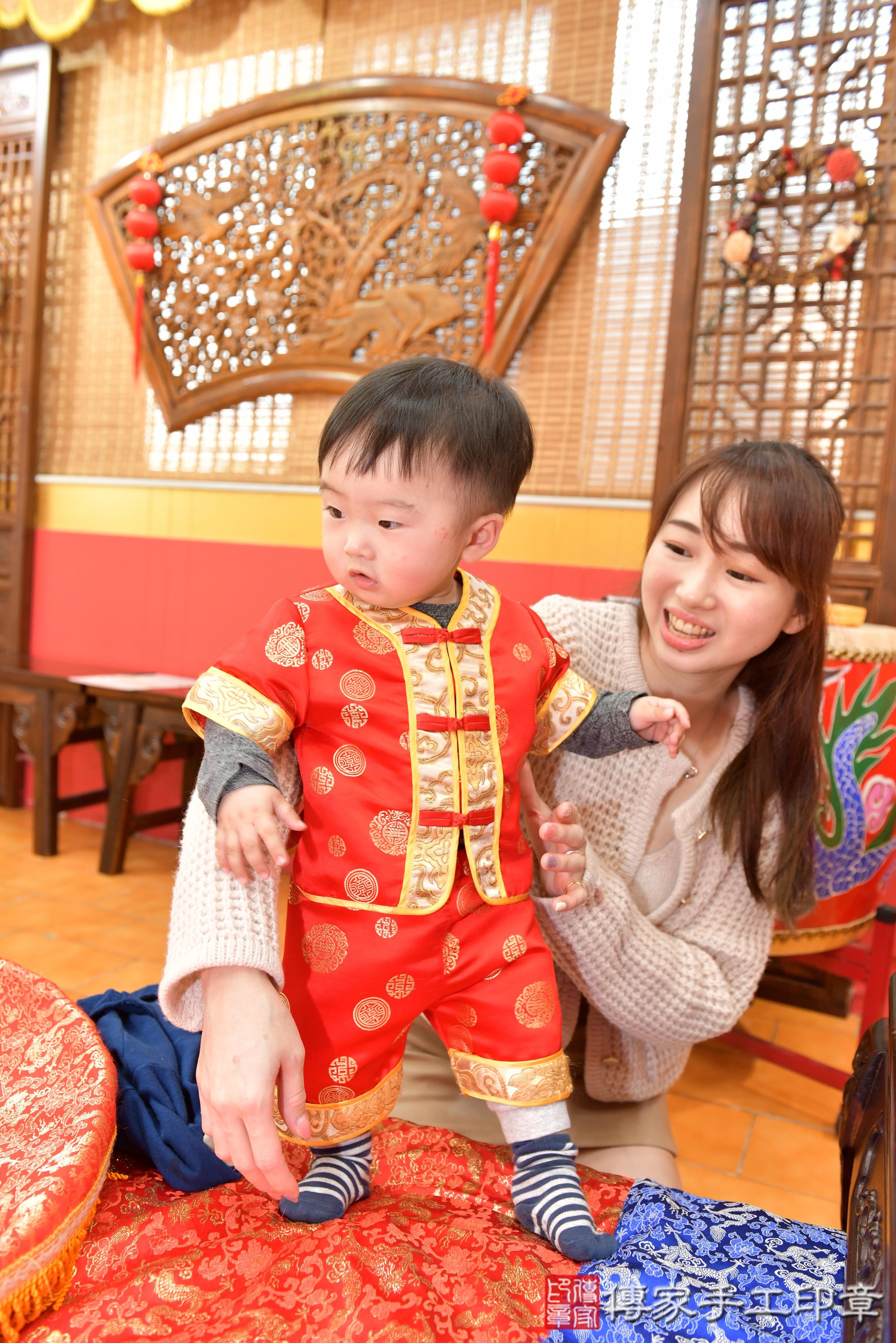 傳家手工印章桃園店、抓周、度脺、美式風會場、傳家嬰兒古禮、吉祥話、抓周道具物品24種、拍照。抓周證書。寶寶抓周、滿周歲、生日快樂、祝福 傳家手工印章桃園店、抓周、度脺、美式風會場、傳家嬰兒古禮、吉祥話、抓周道具物品24種、拍照。抓周證書。寶寶抓周、滿周歲、生日快樂、祝福