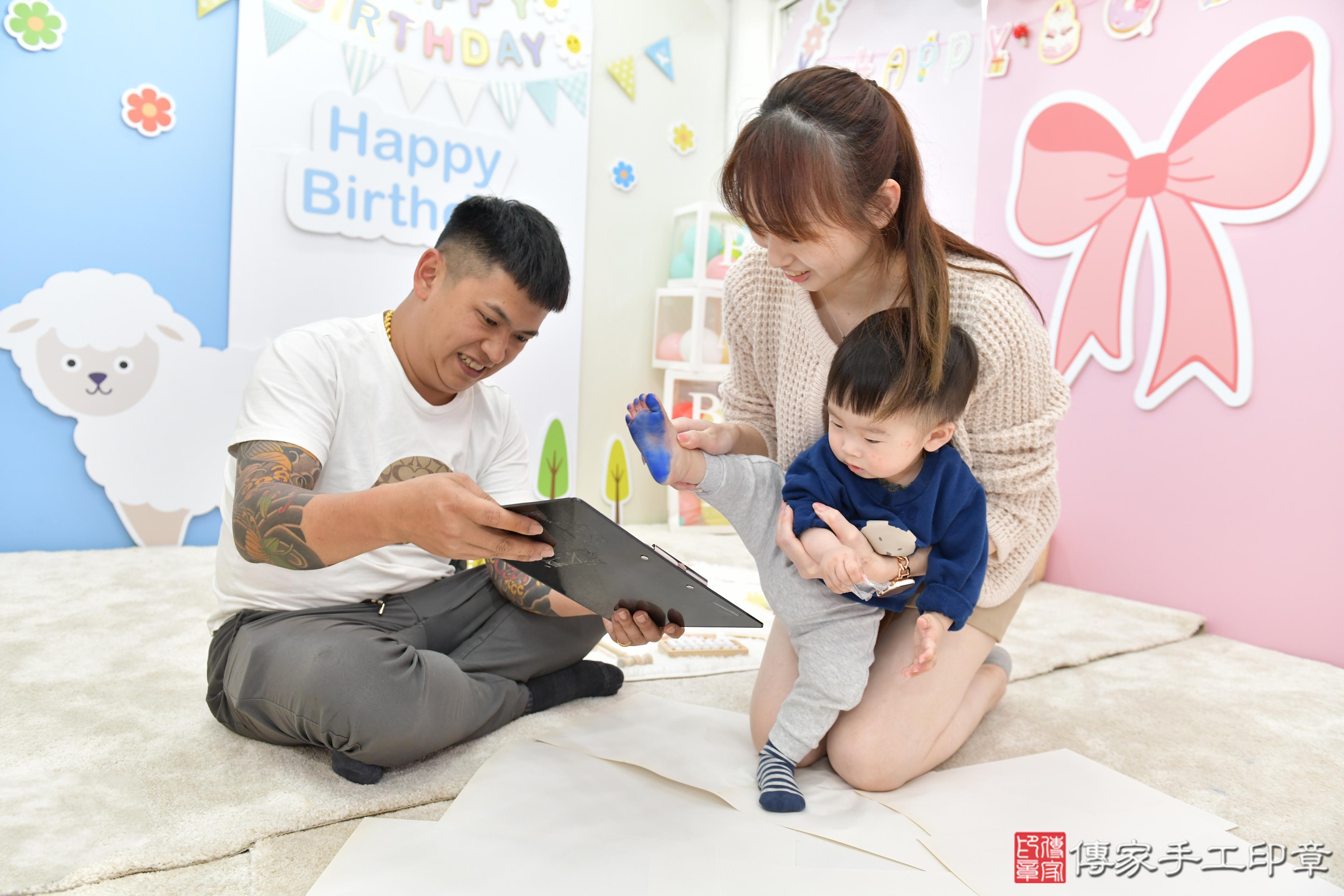 傳家手工印章桃園店、抓周、度脺、美式風會場、傳家嬰兒古禮、吉祥話、抓周道具物品24種、拍照。抓周證書。寶寶抓周、滿周歲、生日快樂、祝福 傳家手工印章桃園店、抓周、度脺、美式風會場、傳家嬰兒古禮、吉祥話、抓周道具物品24種、拍照。抓周證書。寶寶抓周、滿周歲、生日快樂、祝福