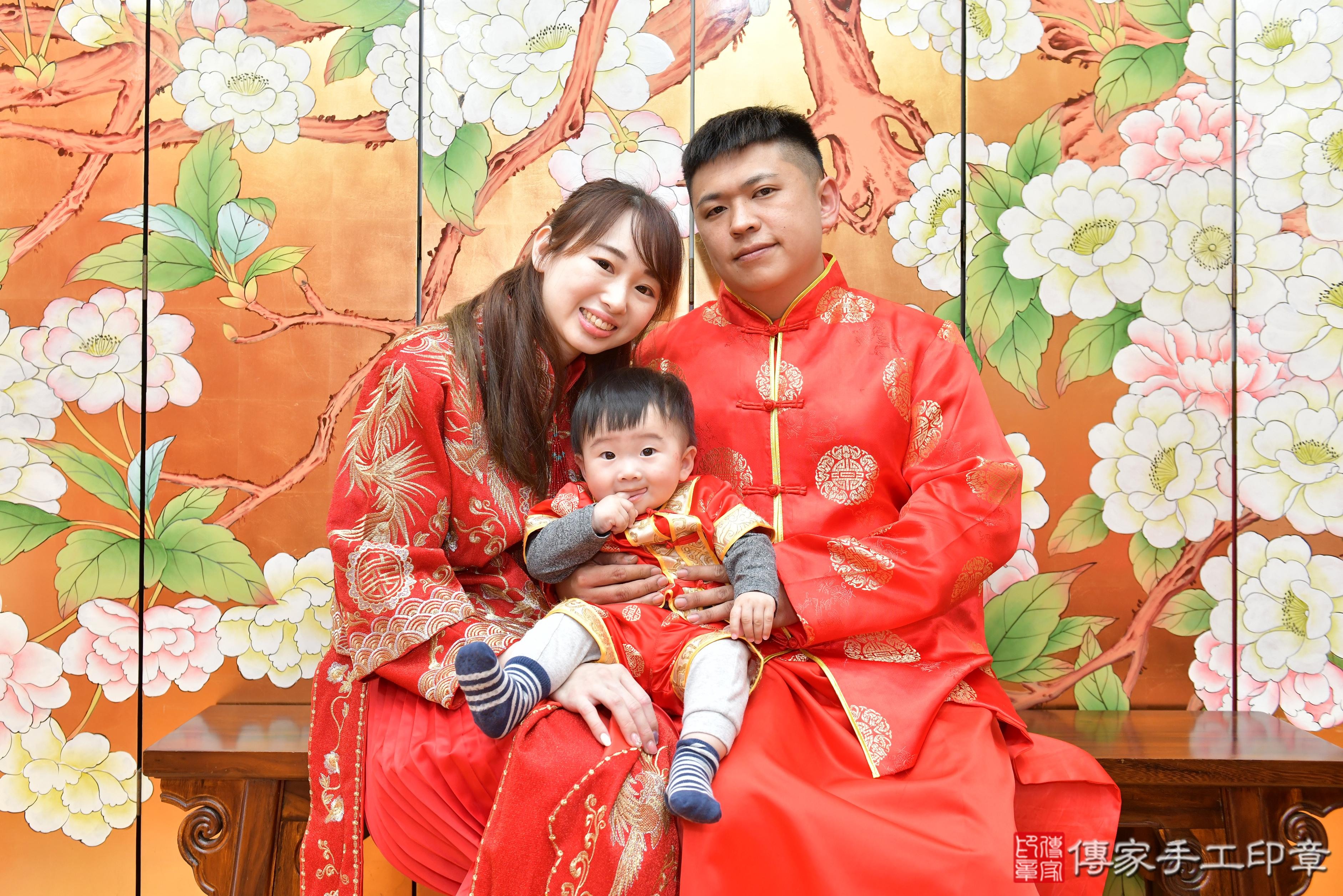 傳家手工印章桃園店、抓周、度脺、美式風會場、傳家嬰兒古禮、吉祥話、抓周道具物品24種、拍照。抓周證書。寶寶抓周、滿周歲、生日快樂、祝福 傳家手工印章桃園店、抓周、度脺、美式風會場、傳家嬰兒古禮、吉祥話、抓周道具物品24種、拍照。抓周證書。寶寶抓周、滿周歲、生日快樂、祝福