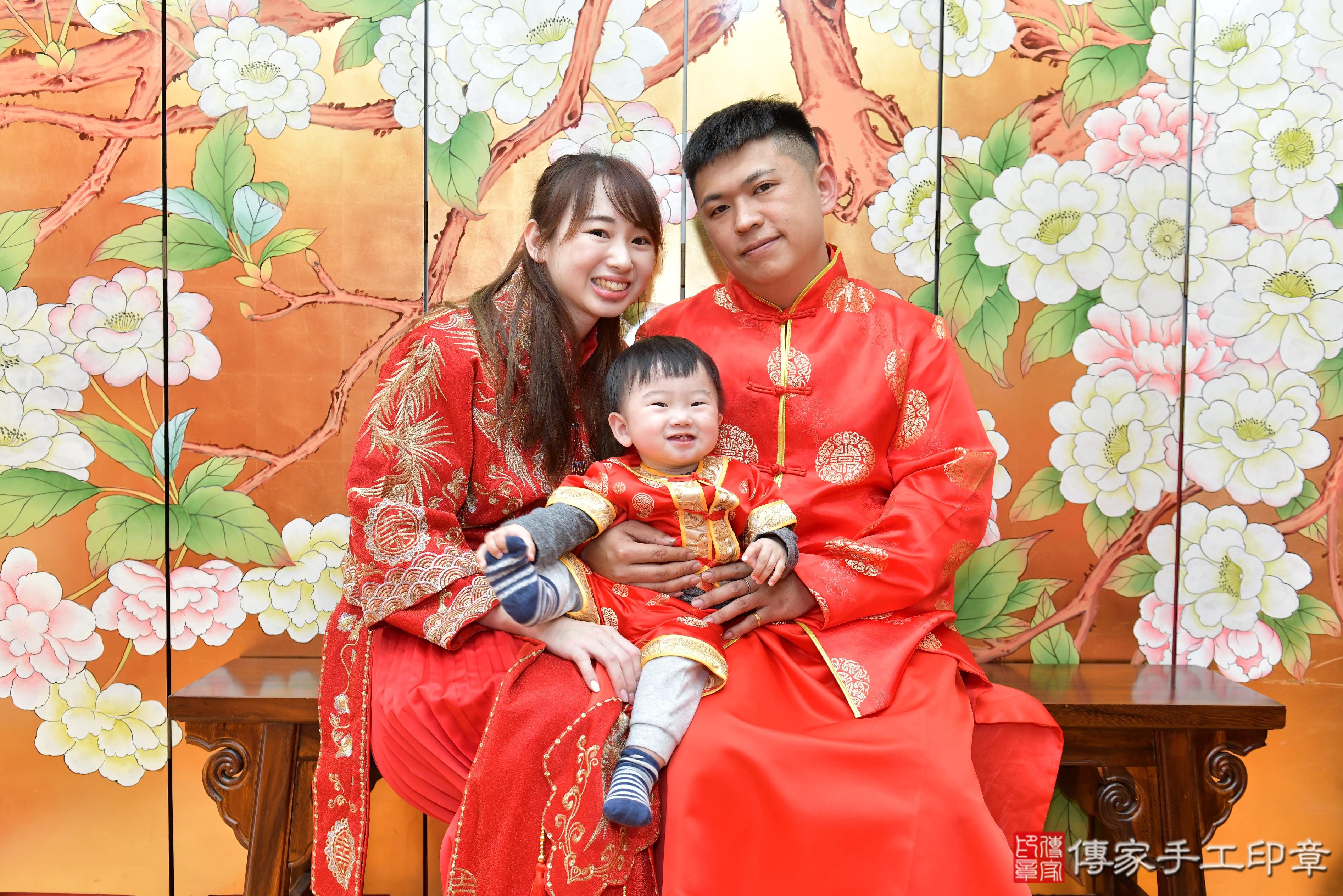 傳家手工印章桃園店、抓周、度脺、美式風會場、傳家嬰兒古禮、吉祥話、抓周道具物品24種、拍照。抓周證書。寶寶抓周、滿周歲、生日快樂、祝福 傳家手工印章桃園店、抓周、度脺、美式風會場、傳家嬰兒古禮、吉祥話、抓周道具物品24種、拍照。抓周證書。寶寶抓周、滿周歲、生日快樂、祝福