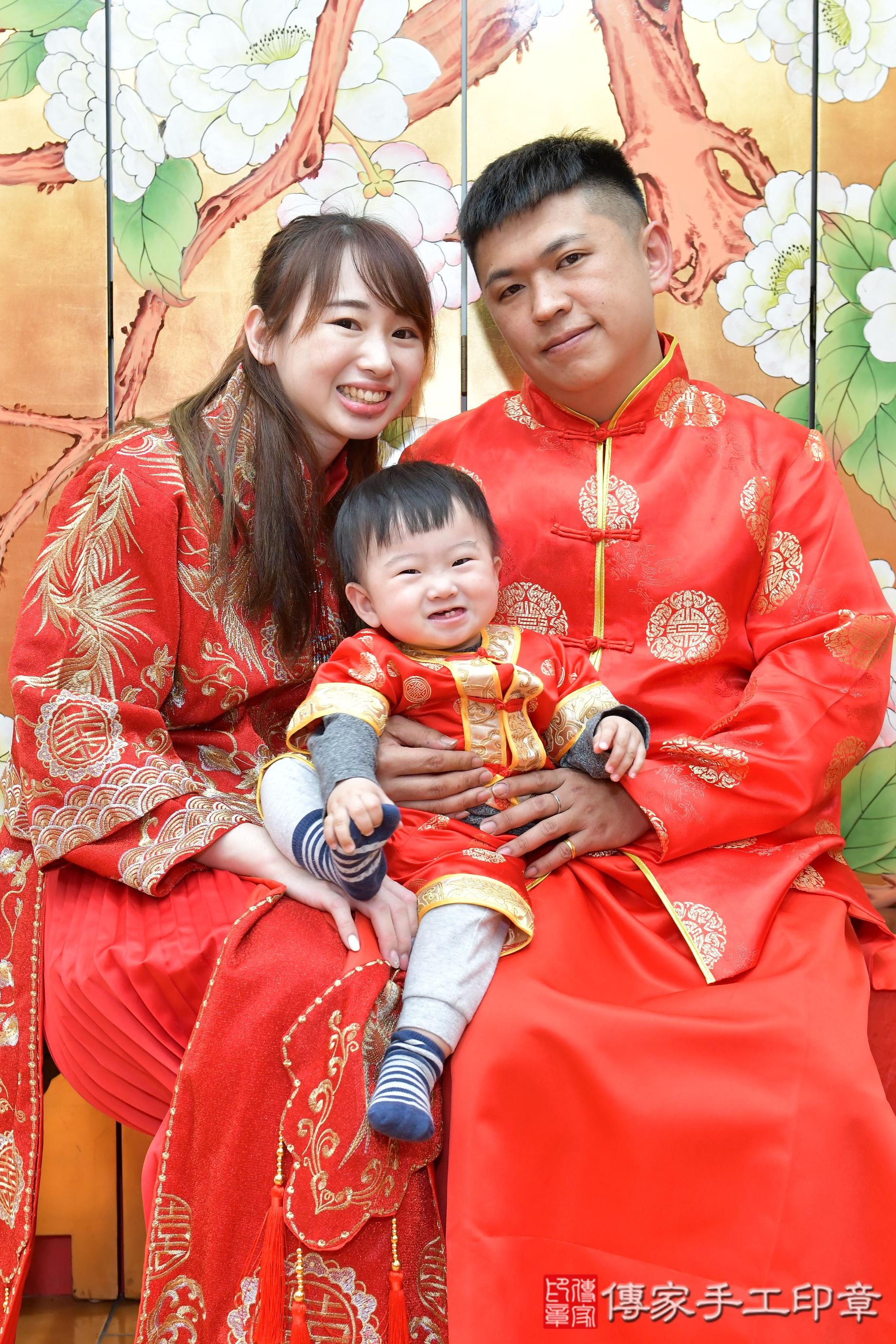 傳家手工印章桃園店、抓周、度脺、美式風會場、傳家嬰兒古禮、吉祥話、抓周道具物品24種、拍照。抓周證書。寶寶抓周、滿周歲、生日快樂、祝福 傳家手工印章桃園店、抓周、度脺、美式風會場、傳家嬰兒古禮、吉祥話、抓周道具物品24種、拍照。抓周證書。寶寶抓周、滿周歲、生日快樂、祝福