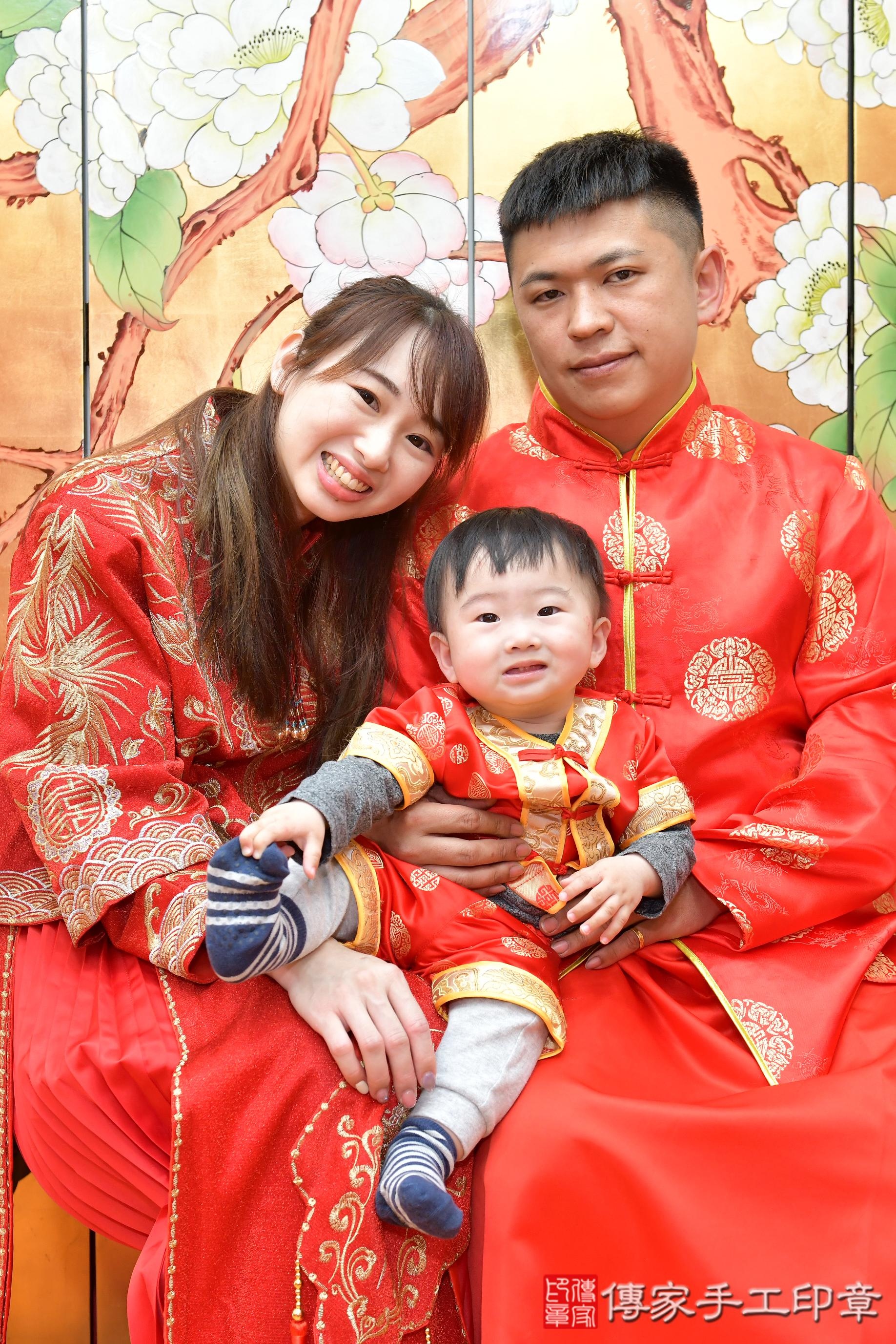 傳家手工印章桃園店、抓周、度脺、美式風會場、傳家嬰兒古禮、吉祥話、抓周道具物品24種、拍照。抓周證書。寶寶抓周、滿周歲、生日快樂、祝福 傳家手工印章桃園店、抓周、度脺、美式風會場、傳家嬰兒古禮、吉祥話、抓周道具物品24種、拍照。抓周證書。寶寶抓周、滿周歲、生日快樂、祝福