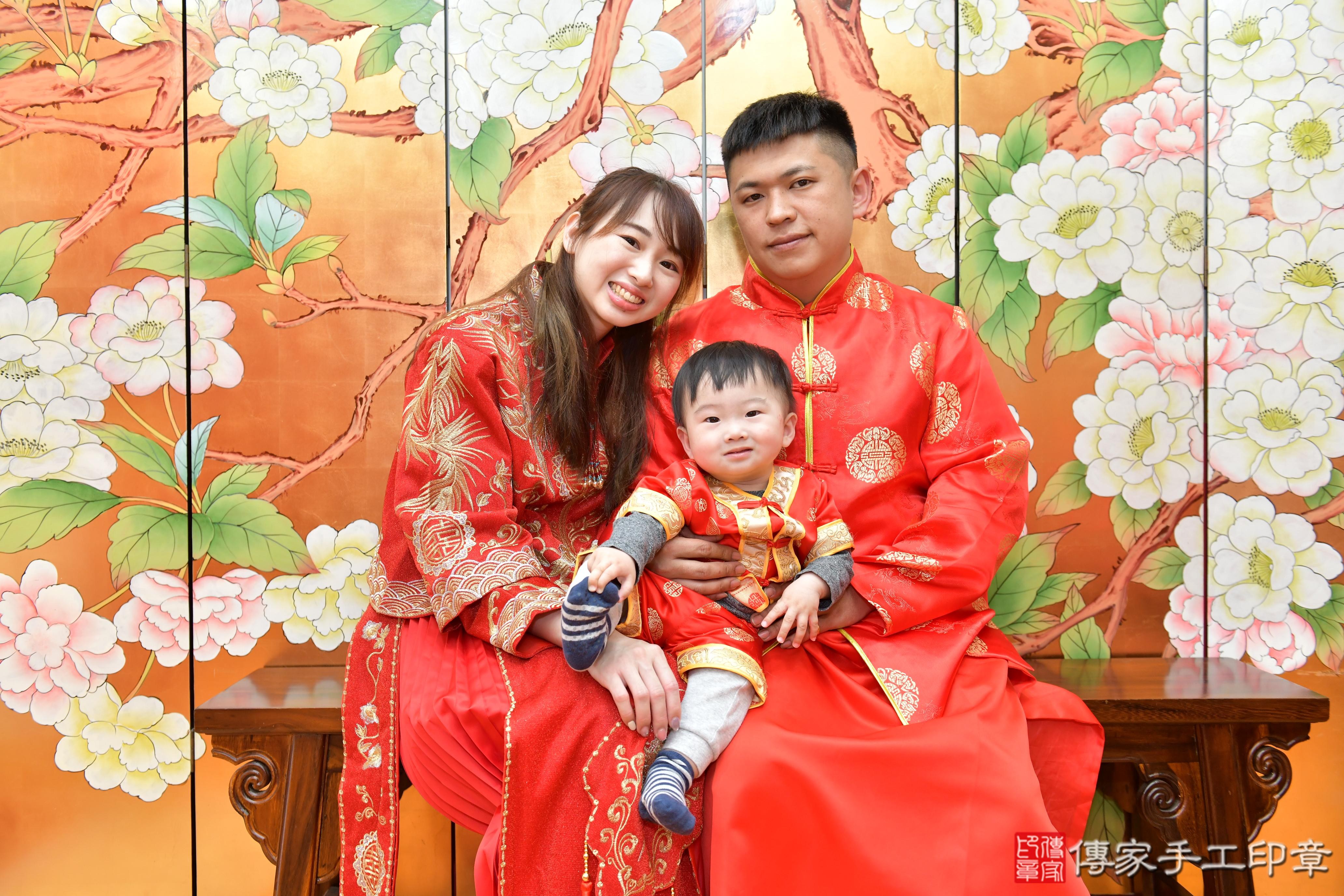 傳家手工印章桃園店、抓周、度脺、美式風會場、傳家嬰兒古禮、吉祥話、抓周道具物品24種、拍照。抓周證書。寶寶抓周、滿周歲、生日快樂、祝福 傳家手工印章桃園店、抓周、度脺、美式風會場、傳家嬰兒古禮、吉祥話、抓周道具物品24種、拍照。抓周證書。寶寶抓周、滿周歲、生日快樂、祝福