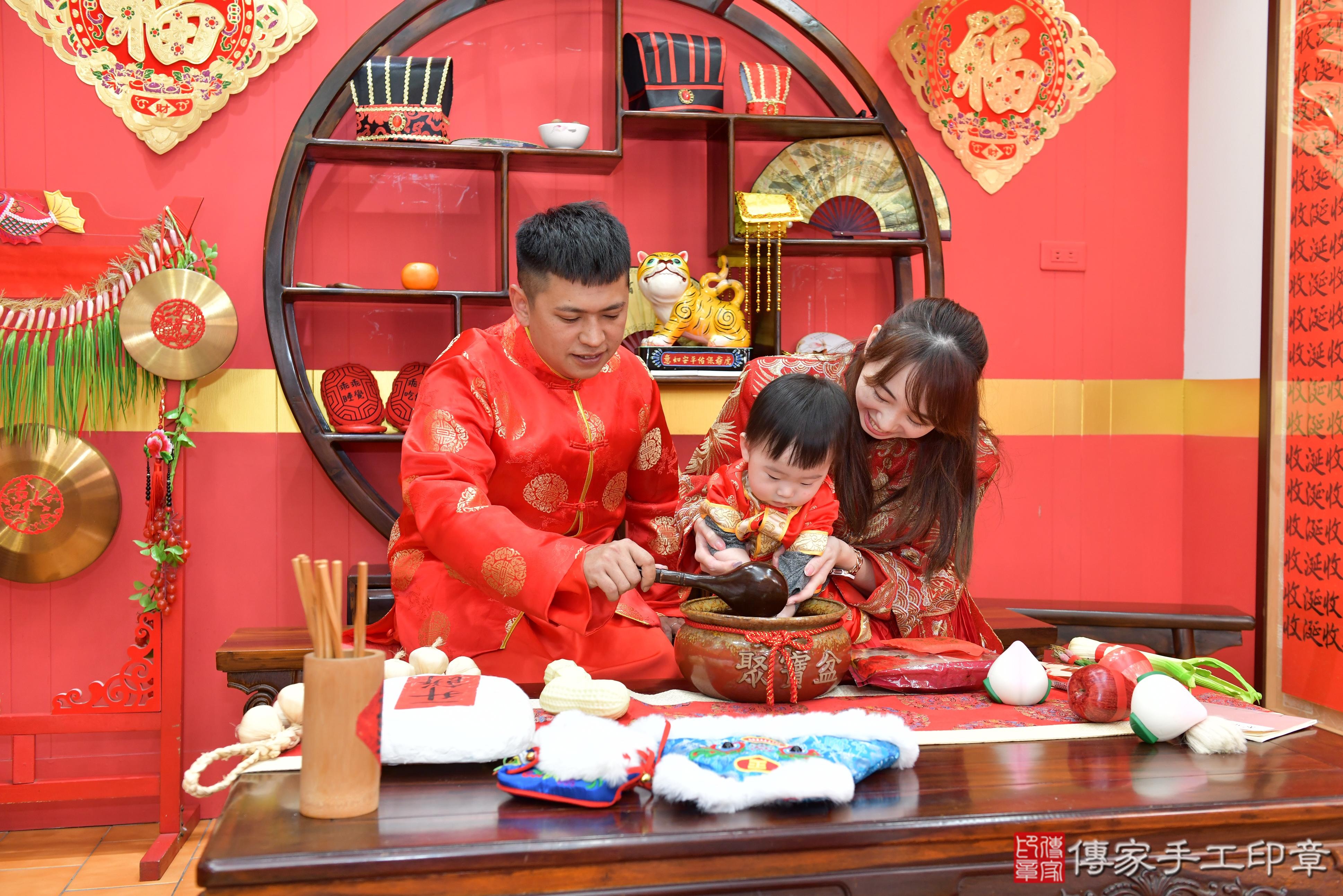 傳家手工印章桃園店、抓周、度脺、美式風會場、傳家嬰兒古禮、吉祥話、抓周道具物品24種、拍照。抓周證書。寶寶抓周、滿周歲、生日快樂、祝福 傳家手工印章桃園店、抓周、度脺、美式風會場、傳家嬰兒古禮、吉祥話、抓周道具物品24種、拍照。抓周證書。寶寶抓周、滿周歲、生日快樂、祝福