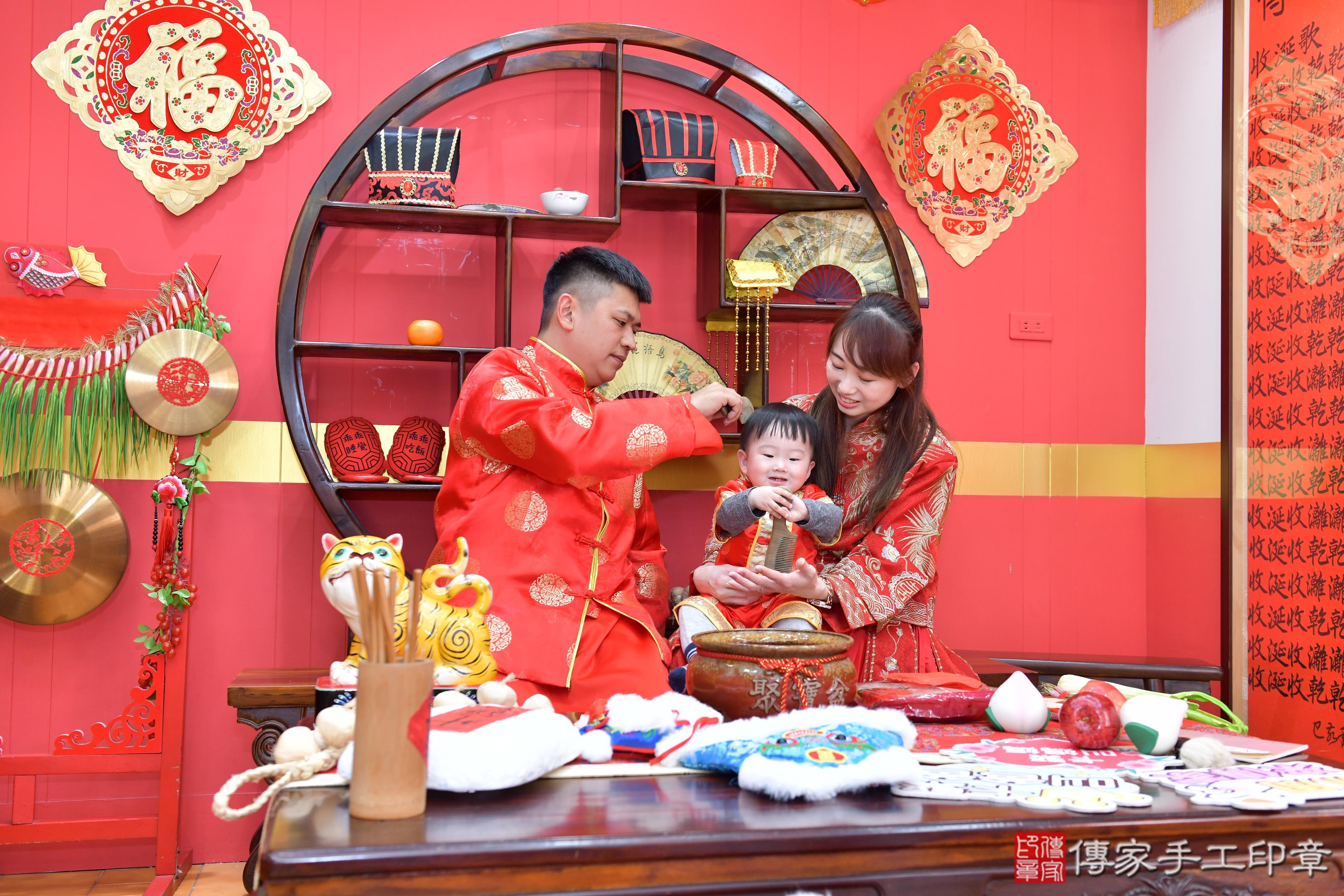 傳家手工印章桃園店、抓周、度脺、美式風會場、傳家嬰兒古禮、吉祥話、抓周道具物品24種、拍照。抓周證書。寶寶抓周、滿周歲、生日快樂、祝福 傳家手工印章桃園店、抓周、度脺、美式風會場、傳家嬰兒古禮、吉祥話、抓周道具物品24種、拍照。抓周證書。寶寶抓周、滿周歲、生日快樂、祝福