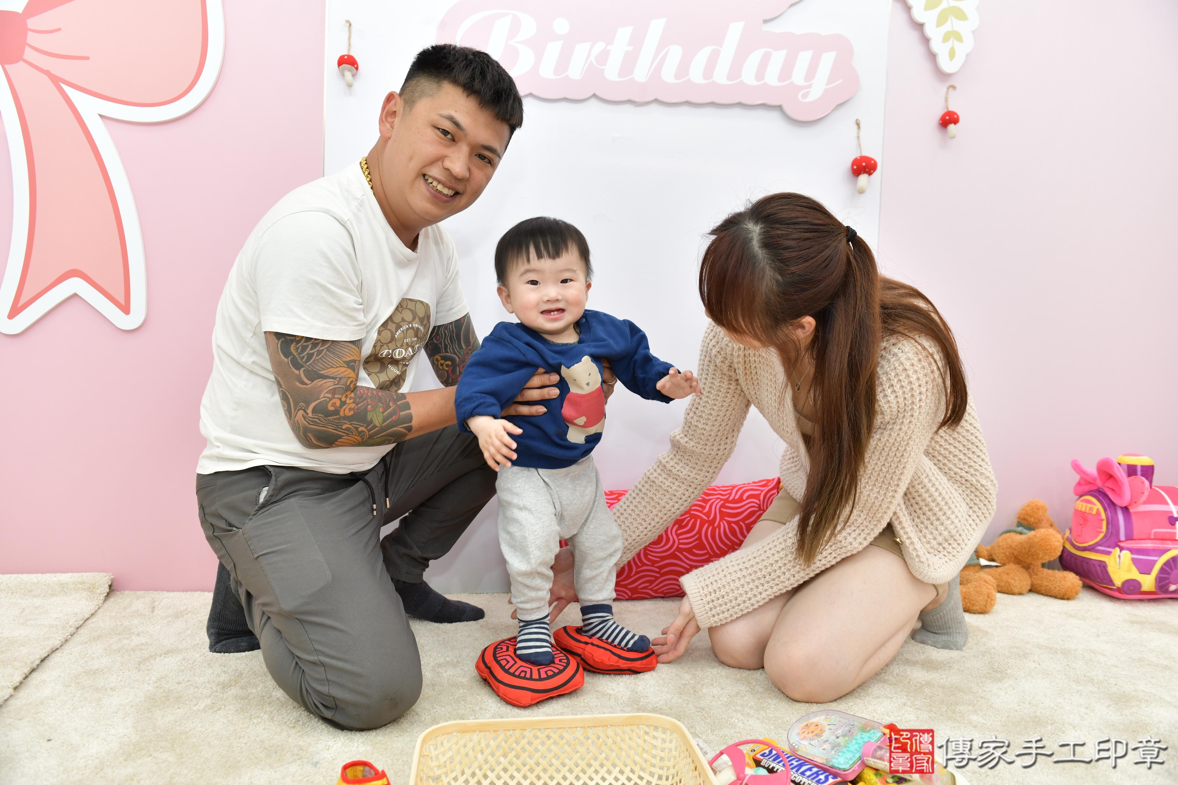 傳家手工印章桃園店、抓周、度脺、美式風會場、傳家嬰兒古禮、吉祥話、抓周道具物品24種、拍照。抓周證書。寶寶抓周、滿周歲、生日快樂、祝福 傳家手工印章桃園店、抓周、度脺、美式風會場、傳家嬰兒古禮、吉祥話、抓周道具物品24種、拍照。抓周證書。寶寶抓周、滿周歲、生日快樂、祝福