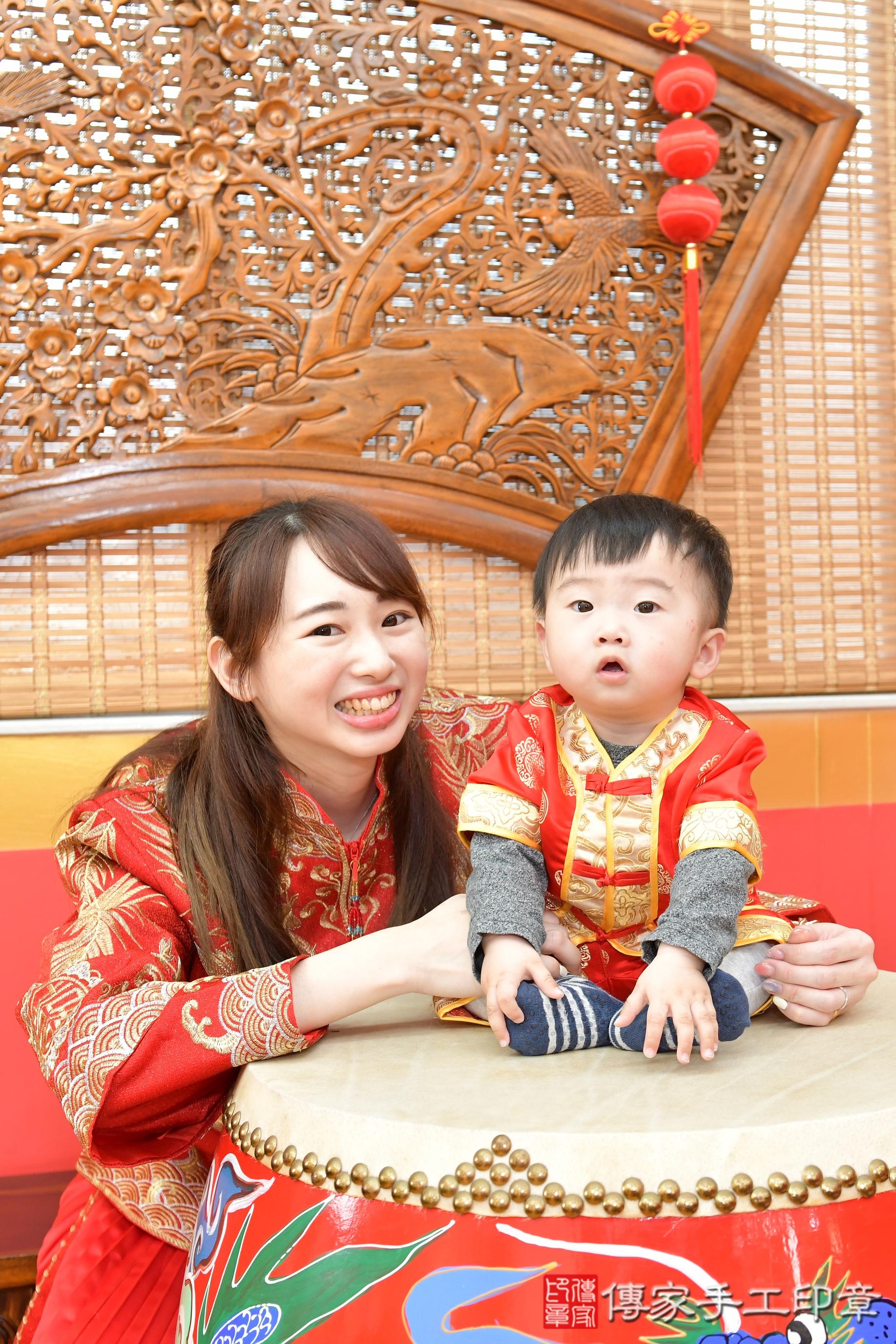 傳家手工印章桃園店、抓周、度脺、美式風會場、傳家嬰兒古禮、吉祥話、抓周道具物品24種、拍照。抓周證書。寶寶抓周、滿周歲、生日快樂、祝福 傳家手工印章桃園店、抓周、度脺、美式風會場、傳家嬰兒古禮、吉祥話、抓周道具物品24種、拍照。抓周證書。寶寶抓周、滿周歲、生日快樂、祝福