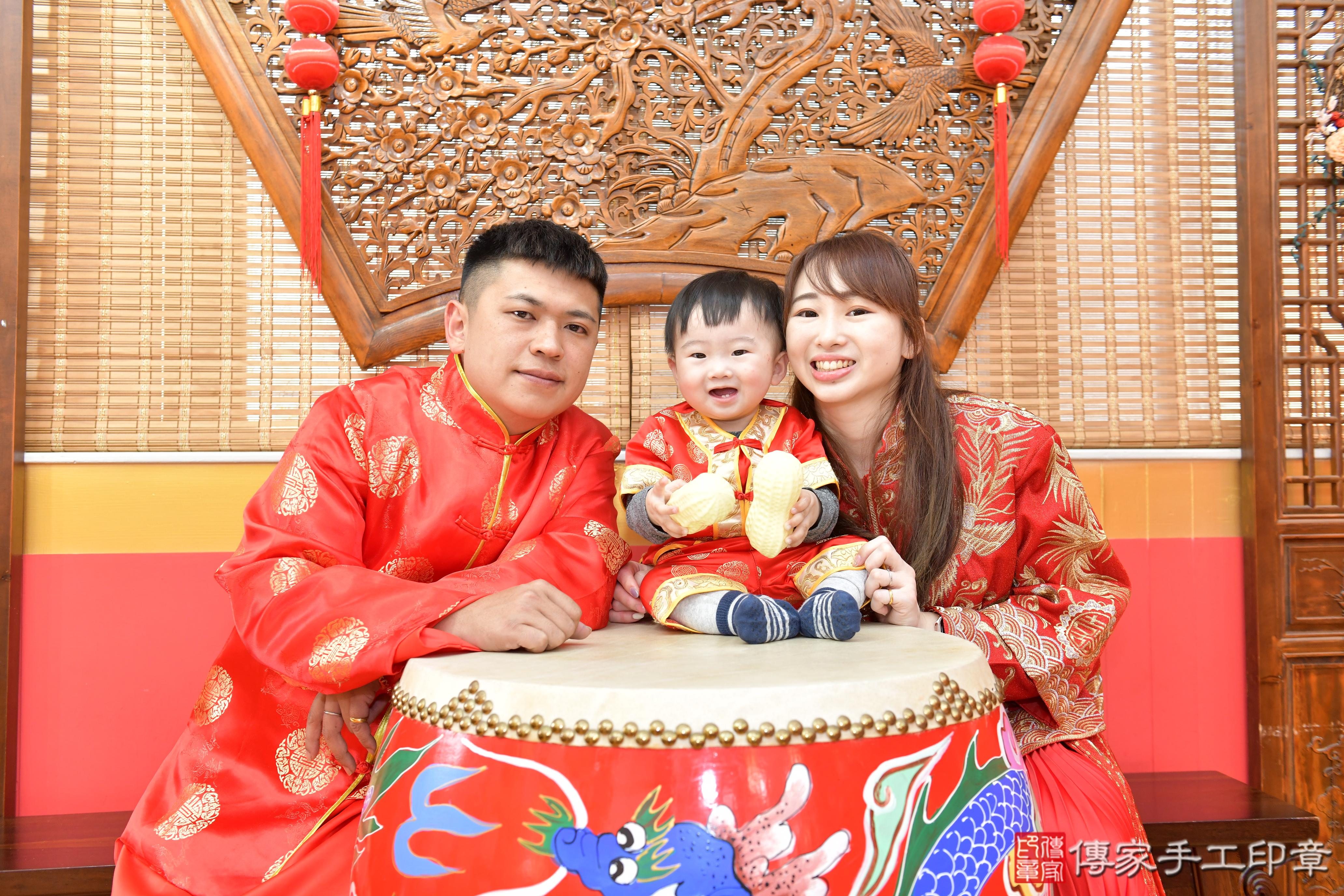 傳家手工印章桃園店、抓周、度脺、美式風會場、傳家嬰兒古禮、吉祥話、抓周道具物品24種、拍照。抓周證書。寶寶抓周、滿周歲、生日快樂、祝福 傳家手工印章桃園店、抓周、度脺、美式風會場、傳家嬰兒古禮、吉祥話、抓周道具物品24種、拍照。抓周證書。寶寶抓周、滿周歲、生日快樂、祝福