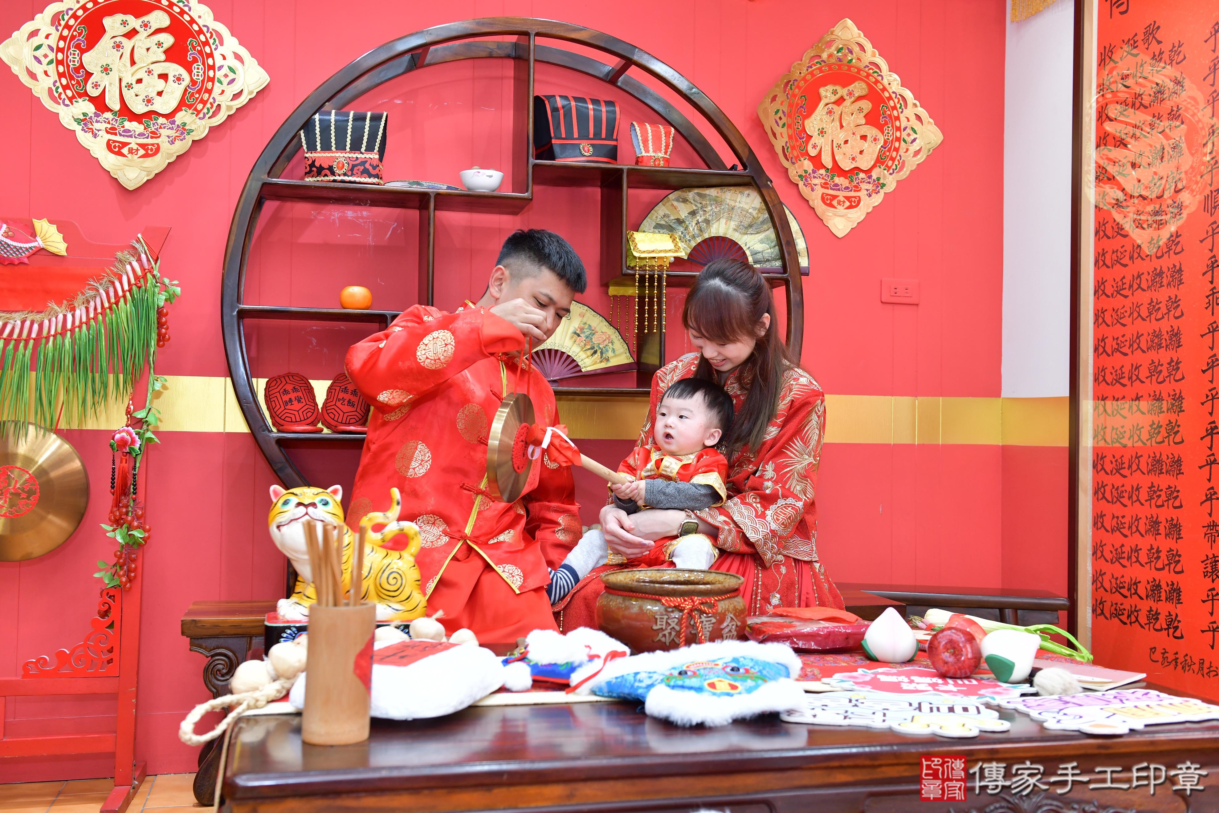 傳家手工印章桃園店、抓周、度脺、美式風會場、傳家嬰兒古禮、吉祥話、抓周道具物品24種、拍照。抓周證書。寶寶抓周、滿周歲、生日快樂、祝福 傳家手工印章桃園店、抓周、度脺、美式風會場、傳家嬰兒古禮、吉祥話、抓周道具物品24種、拍照。抓周證書。寶寶抓周、滿周歲、生日快樂、祝福