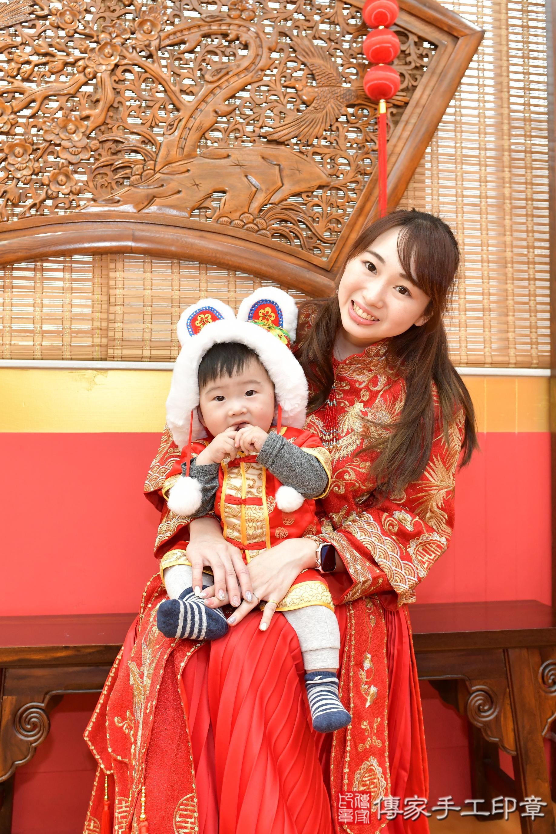 傳家手工印章桃園店、抓周、度脺、美式風會場、傳家嬰兒古禮、吉祥話、抓周道具物品24種、拍照。抓周證書。寶寶抓周、滿周歲、生日快樂、祝福 傳家手工印章桃園店、抓周、度脺、美式風會場、傳家嬰兒古禮、吉祥話、抓周道具物品24種、拍照。抓周證書。寶寶抓周、滿周歲、生日快樂、祝福