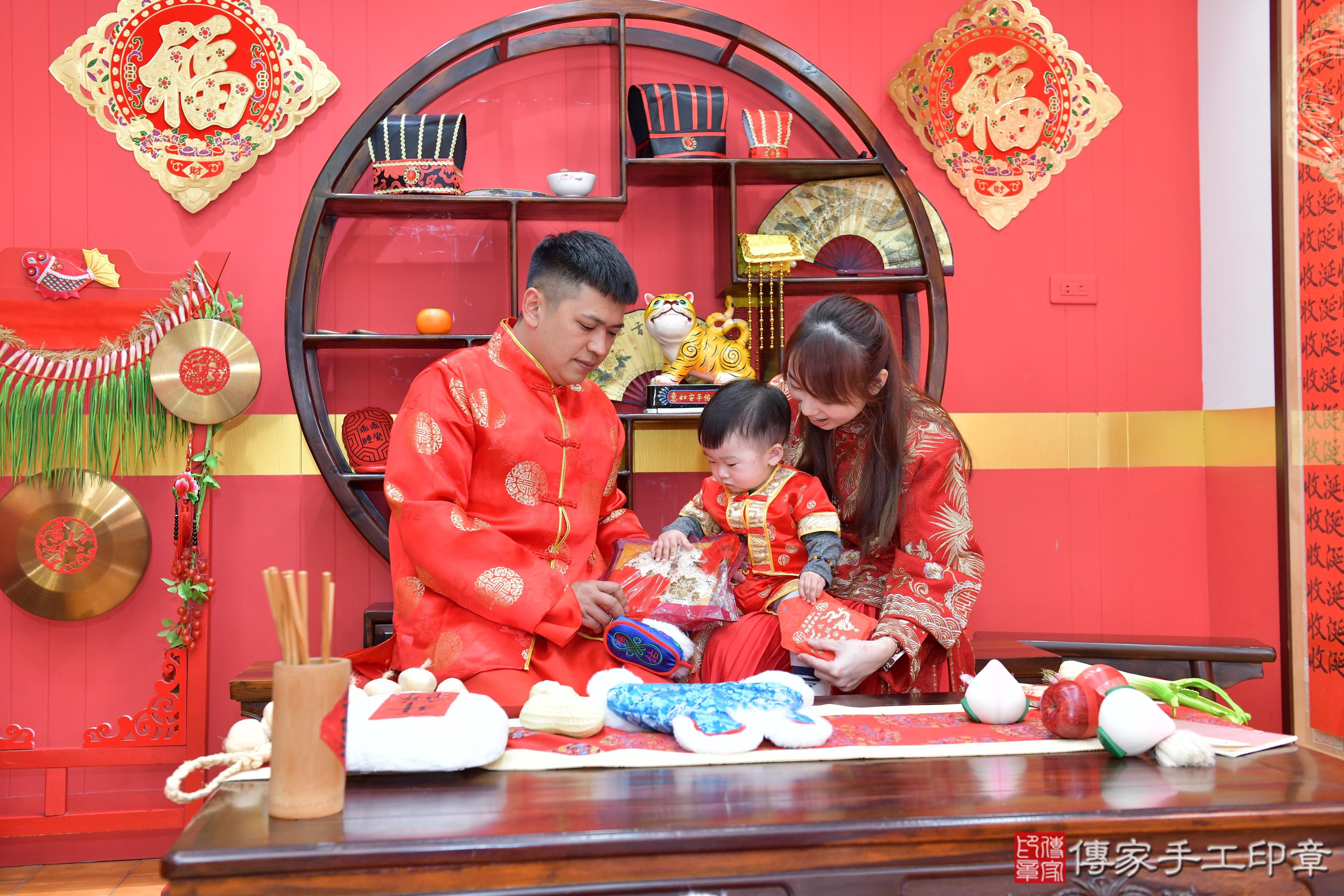 傳家手工印章桃園店、抓周、度脺、美式風會場、傳家嬰兒古禮、吉祥話、抓周道具物品24種、拍照。抓周證書。寶寶抓周、滿周歲、生日快樂、祝福 傳家手工印章桃園店、抓周、度脺、美式風會場、傳家嬰兒古禮、吉祥話、抓周道具物品24種、拍照。抓周證書。寶寶抓周、滿周歲、生日快樂、祝福