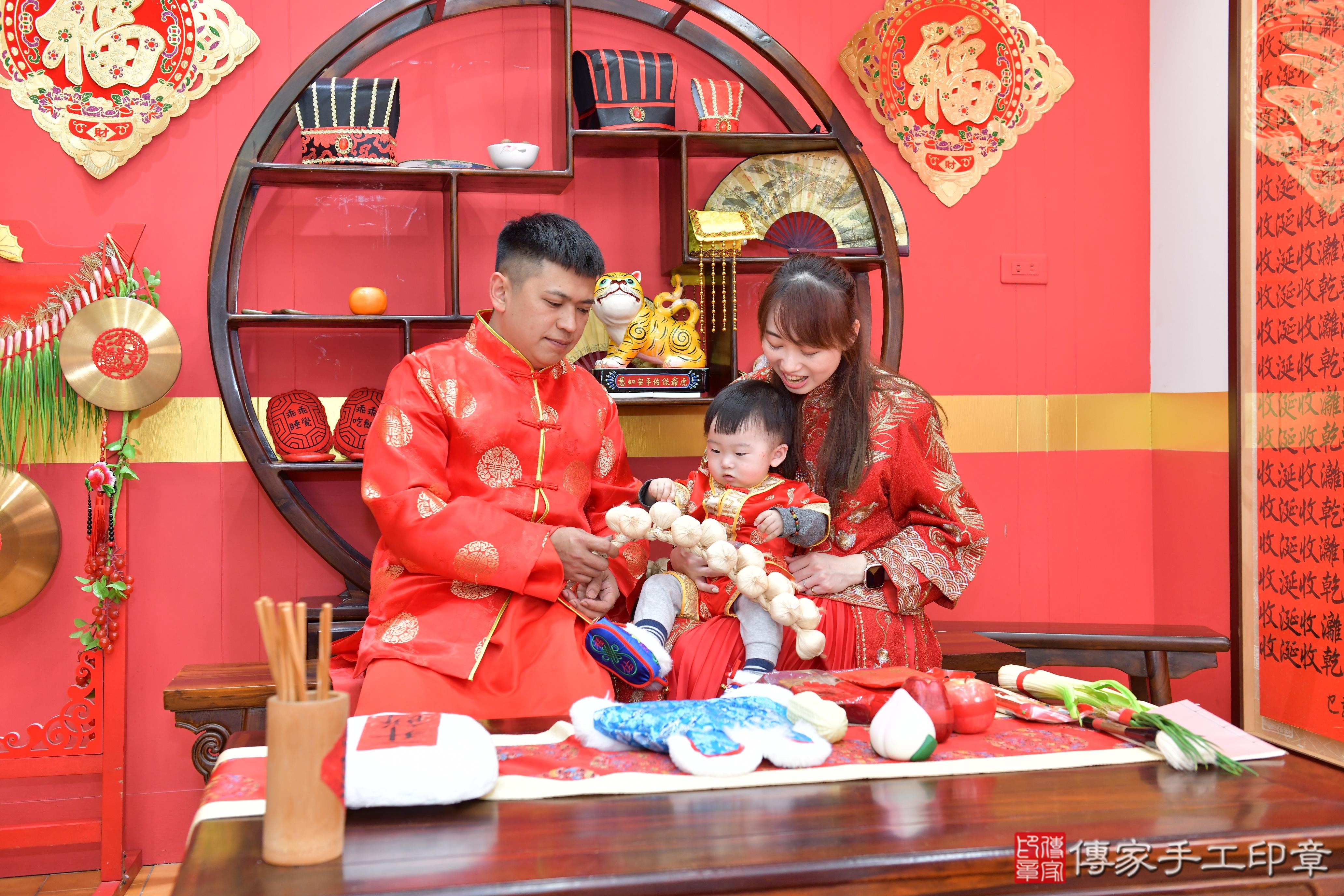 傳家手工印章桃園店、抓周、度脺、美式風會場、傳家嬰兒古禮、吉祥話、抓周道具物品24種、拍照。抓周證書。寶寶抓周、滿周歲、生日快樂、祝福 傳家手工印章桃園店、抓周、度脺、美式風會場、傳家嬰兒古禮、吉祥話、抓周道具物品24種、拍照。抓周證書。寶寶抓周、滿周歲、生日快樂、祝福
