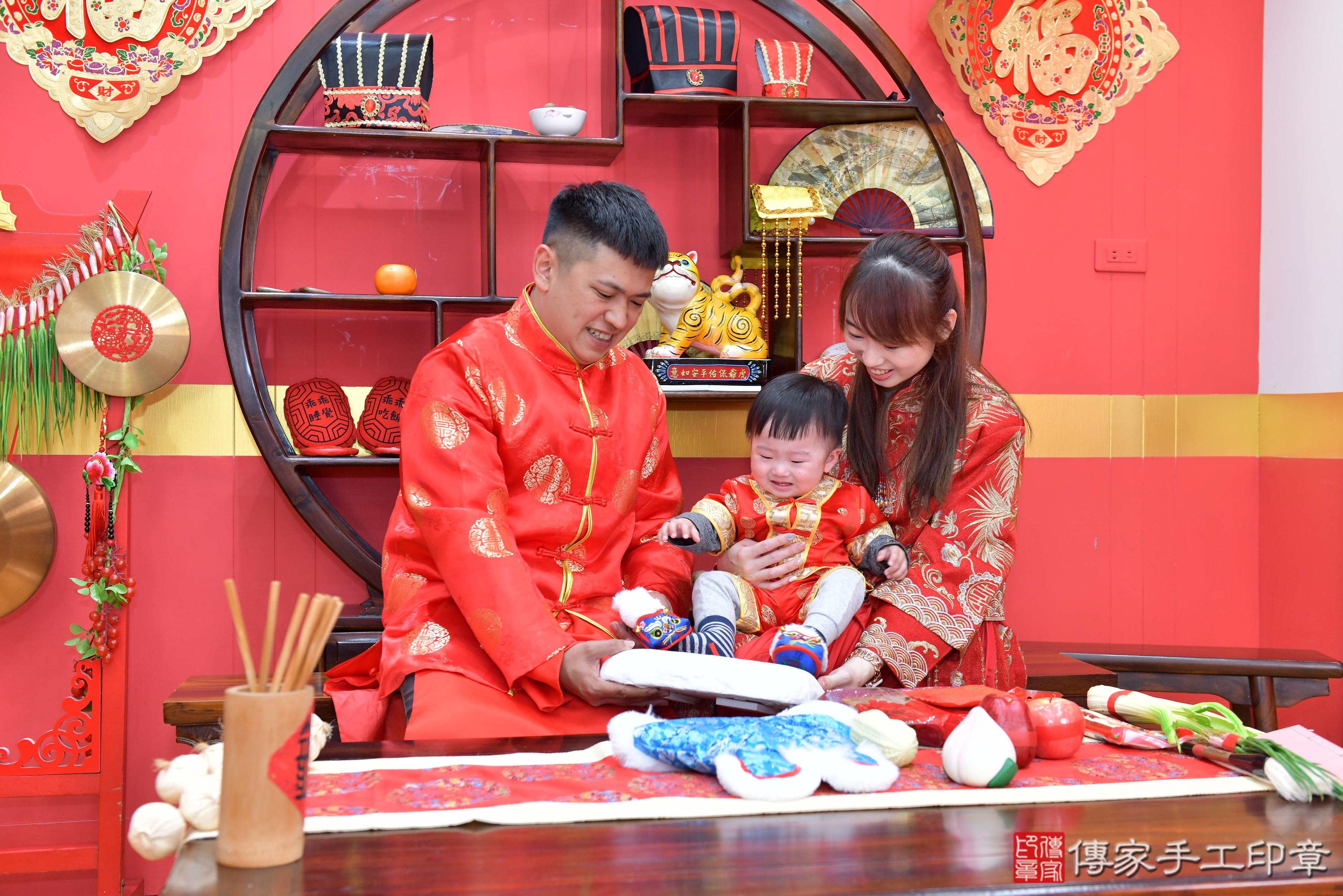 傳家手工印章桃園店、抓周、度脺、美式風會場、傳家嬰兒古禮、吉祥話、抓周道具物品24種、拍照。抓周證書。寶寶抓周、滿周歲、生日快樂、祝福 傳家手工印章桃園店、抓周、度脺、美式風會場、傳家嬰兒古禮、吉祥話、抓周道具物品24種、拍照。抓周證書。寶寶抓周、滿周歲、生日快樂、祝福
