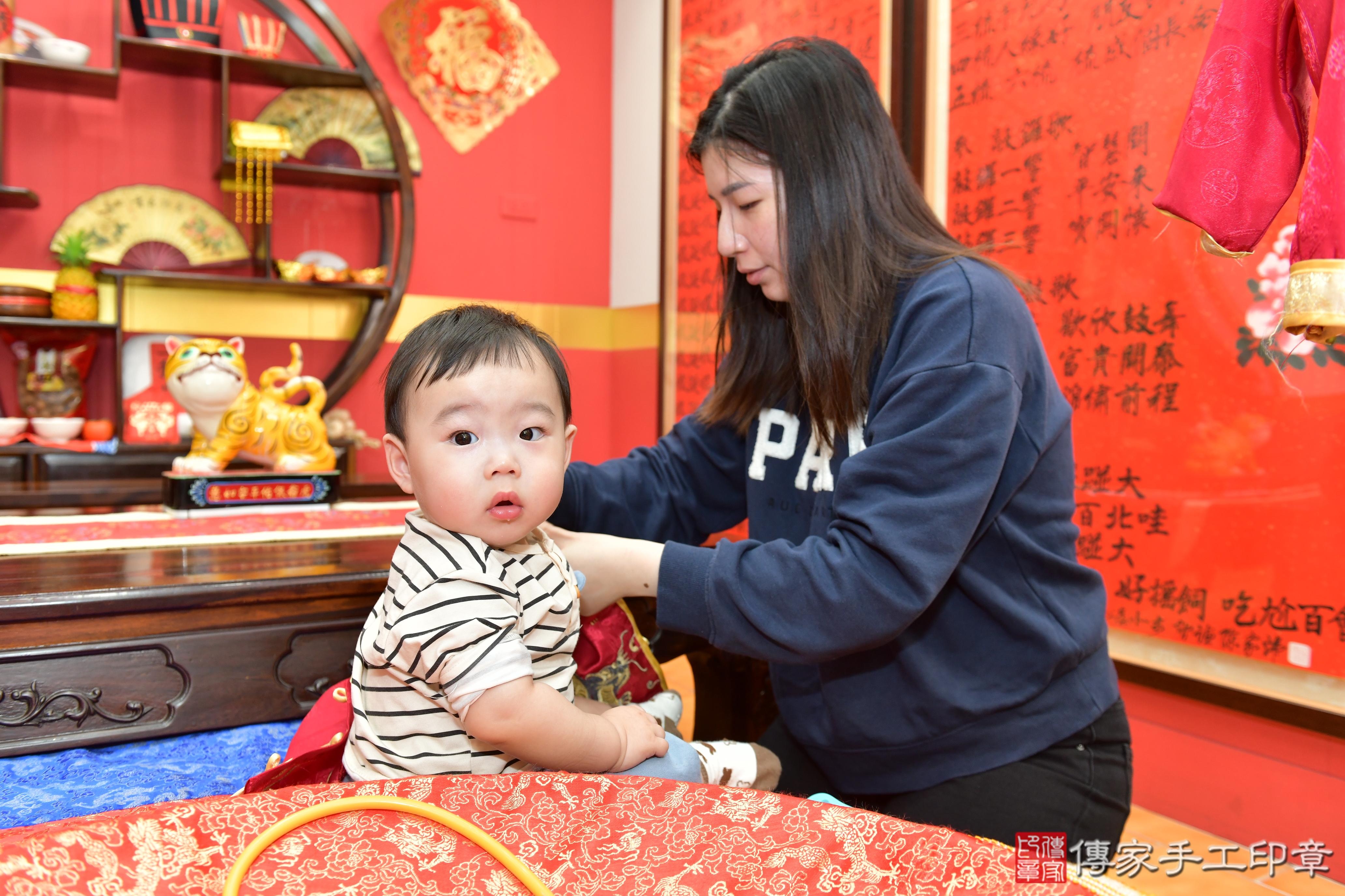 傳家手工印章桃園店、抓周、度脺、美式風會場、傳家嬰兒古禮、吉祥話、抓周道具物品24種、拍照。抓周證書。寶寶抓周、滿周歲、生日快樂、祝福