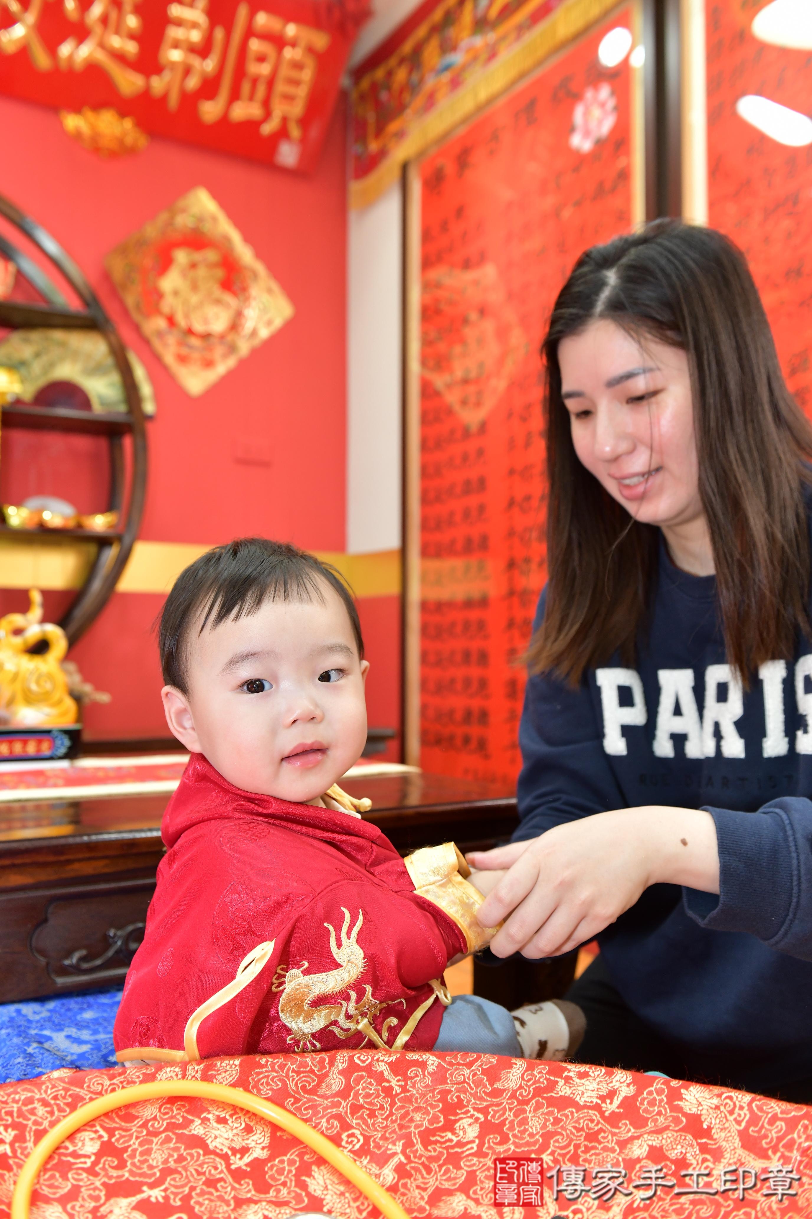 傳家手工印章桃園店、抓周、度脺、美式風會場、傳家嬰兒古禮、吉祥話、抓周道具物品24種、拍照。抓周證書。寶寶抓周、滿周歲、生日快樂、祝福
