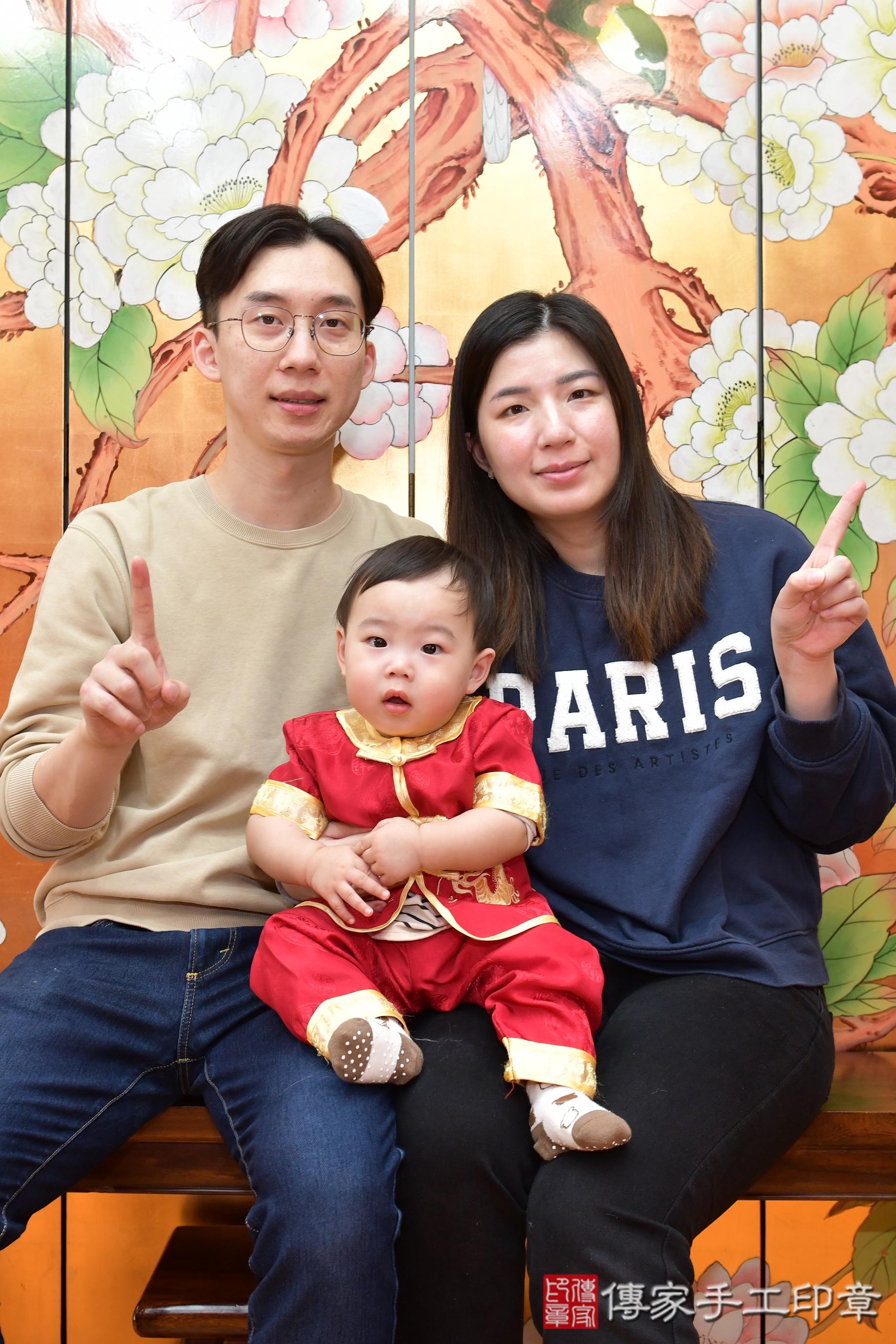 傳家手工印章桃園店、抓周、度脺、美式風會場、傳家嬰兒古禮、吉祥話、抓周道具物品24種、拍照。抓周證書。寶寶抓周、滿周歲、生日快樂、祝福