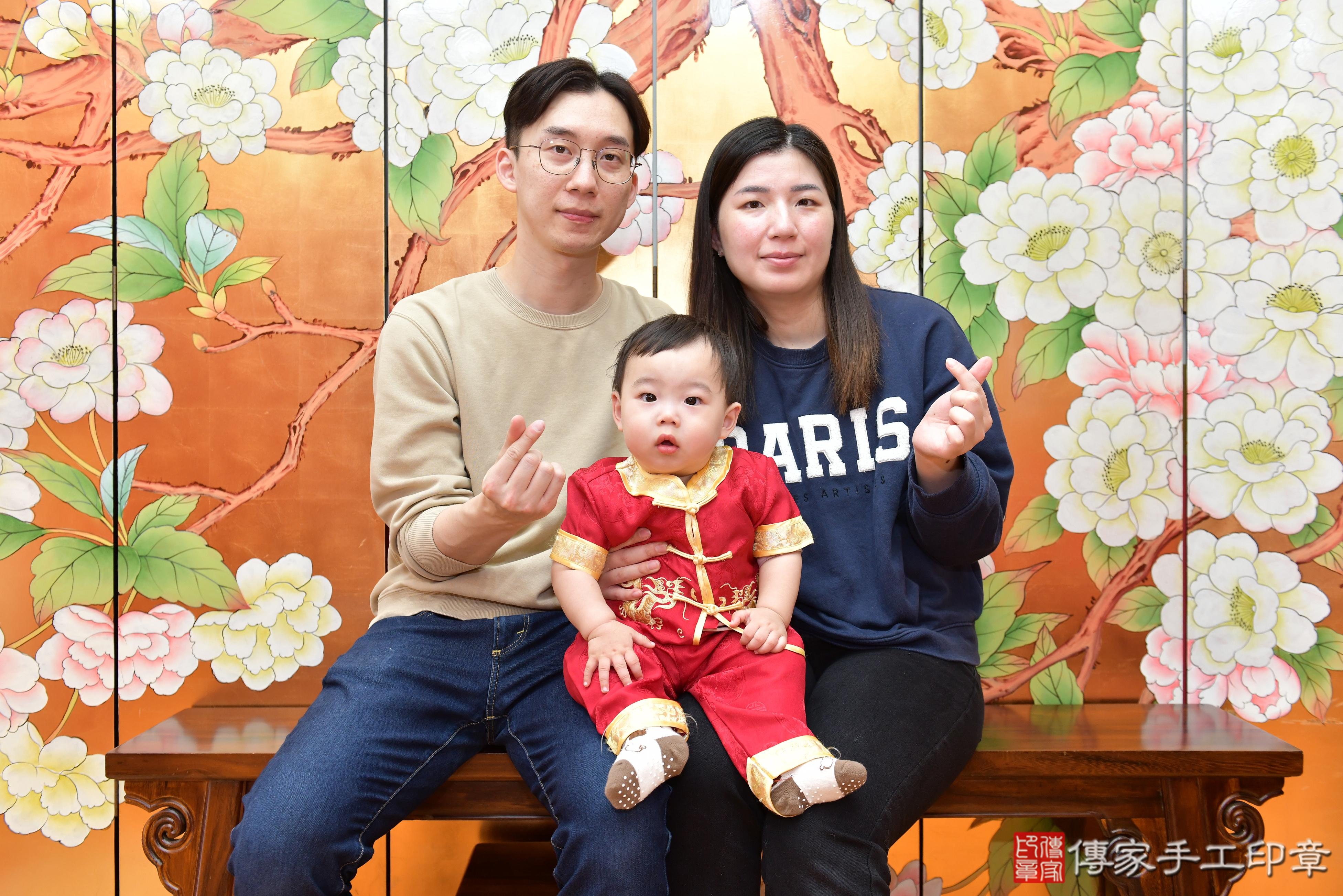 傳家手工印章桃園店、抓周、度脺、美式風會場、傳家嬰兒古禮、吉祥話、抓周道具物品24種、拍照。抓周證書。寶寶抓周、滿周歲、生日快樂、祝福