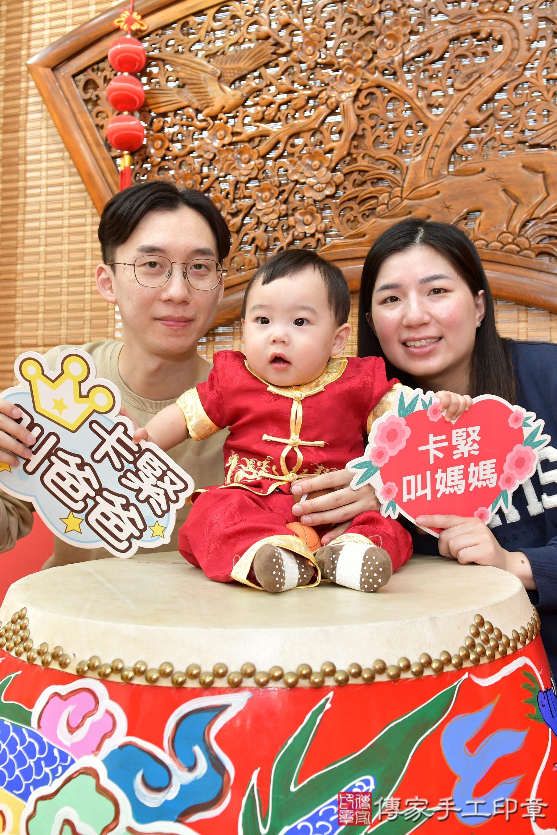 傳家手工印章桃園店、抓周、度脺、美式風會場、傳家嬰兒古禮、吉祥話、抓周道具物品24種、拍照。抓周證書。寶寶抓周、滿周歲、生日快樂、祝福