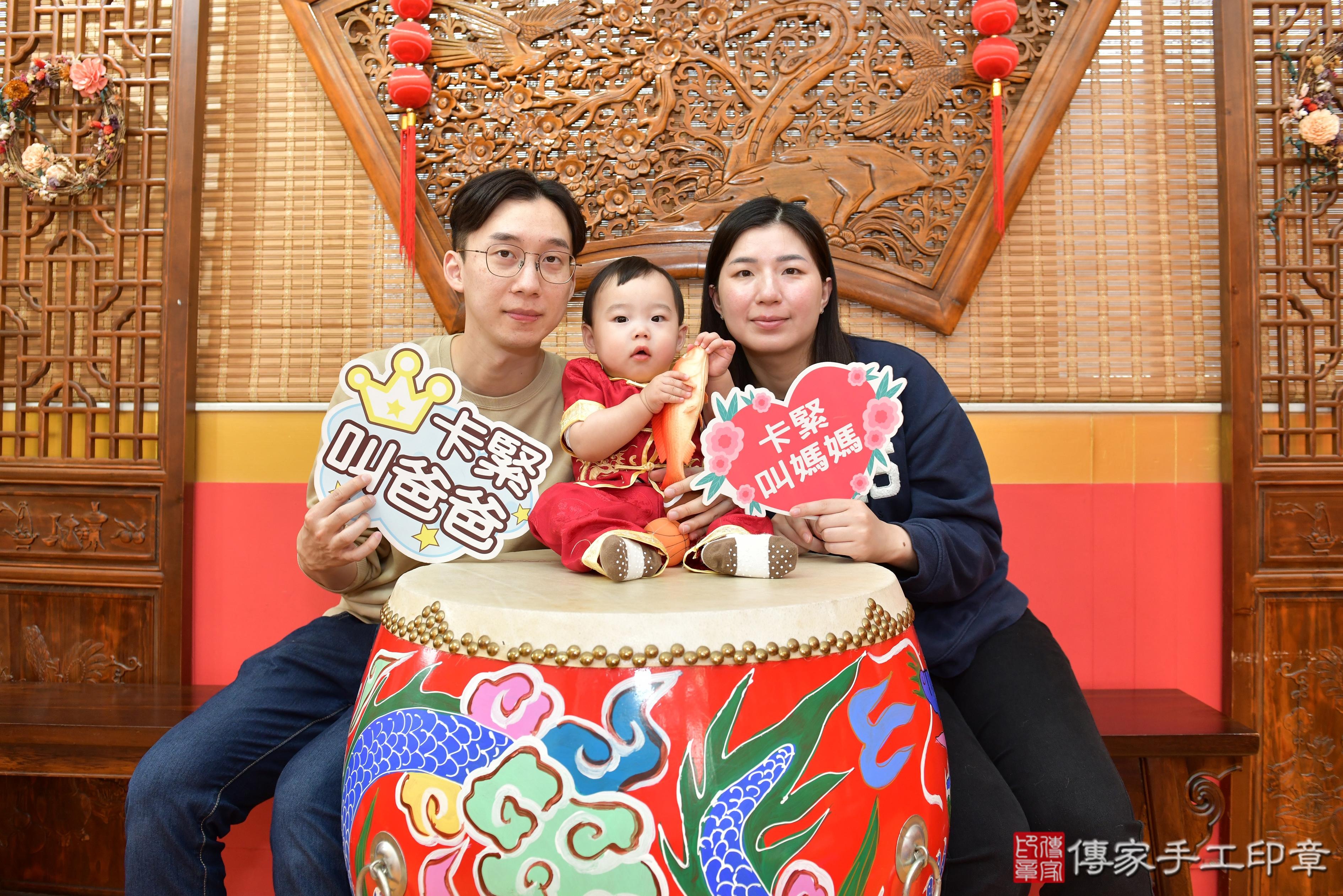 傳家手工印章桃園店、抓周、度脺、美式風會場、傳家嬰兒古禮、吉祥話、抓周道具物品24種、拍照。抓周證書。寶寶抓周、滿周歲、生日快樂、祝福