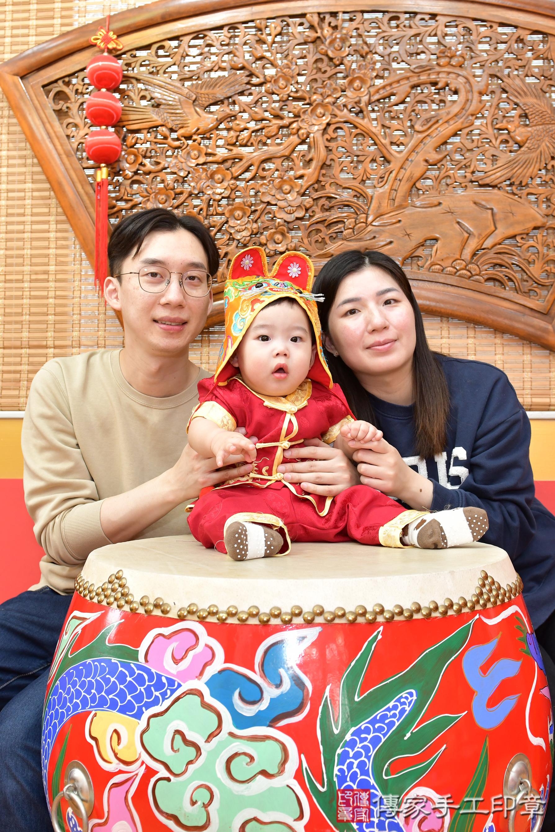 傳家手工印章桃園店、抓周、度脺、美式風會場、傳家嬰兒古禮、吉祥話、抓周道具物品24種、拍照。抓周證書。寶寶抓周、滿周歲、生日快樂、祝福