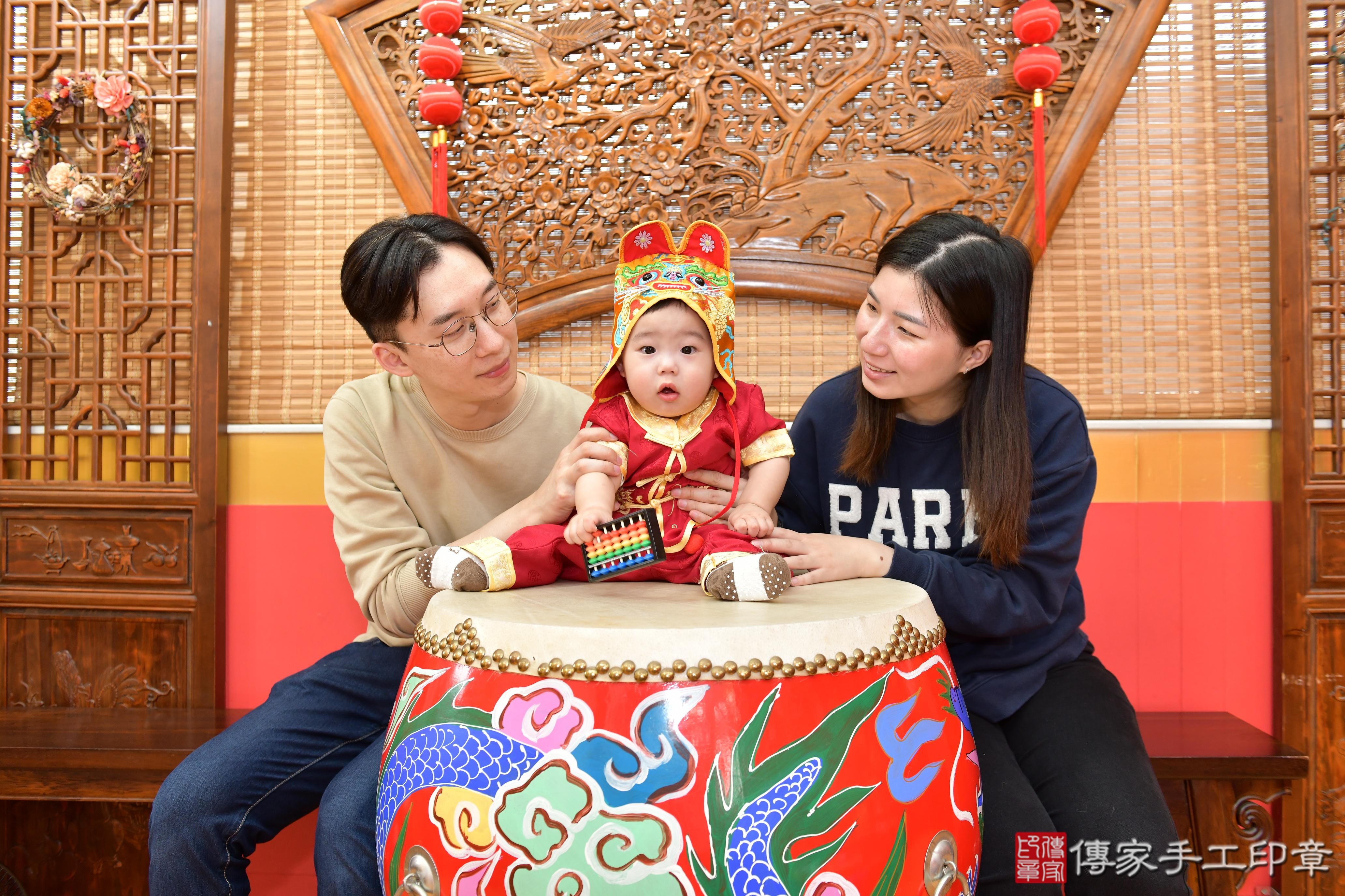 傳家手工印章桃園店、抓周、度脺、美式風會場、傳家嬰兒古禮、吉祥話、抓周道具物品24種、拍照。抓周證書。寶寶抓周、滿周歲、生日快樂、祝福