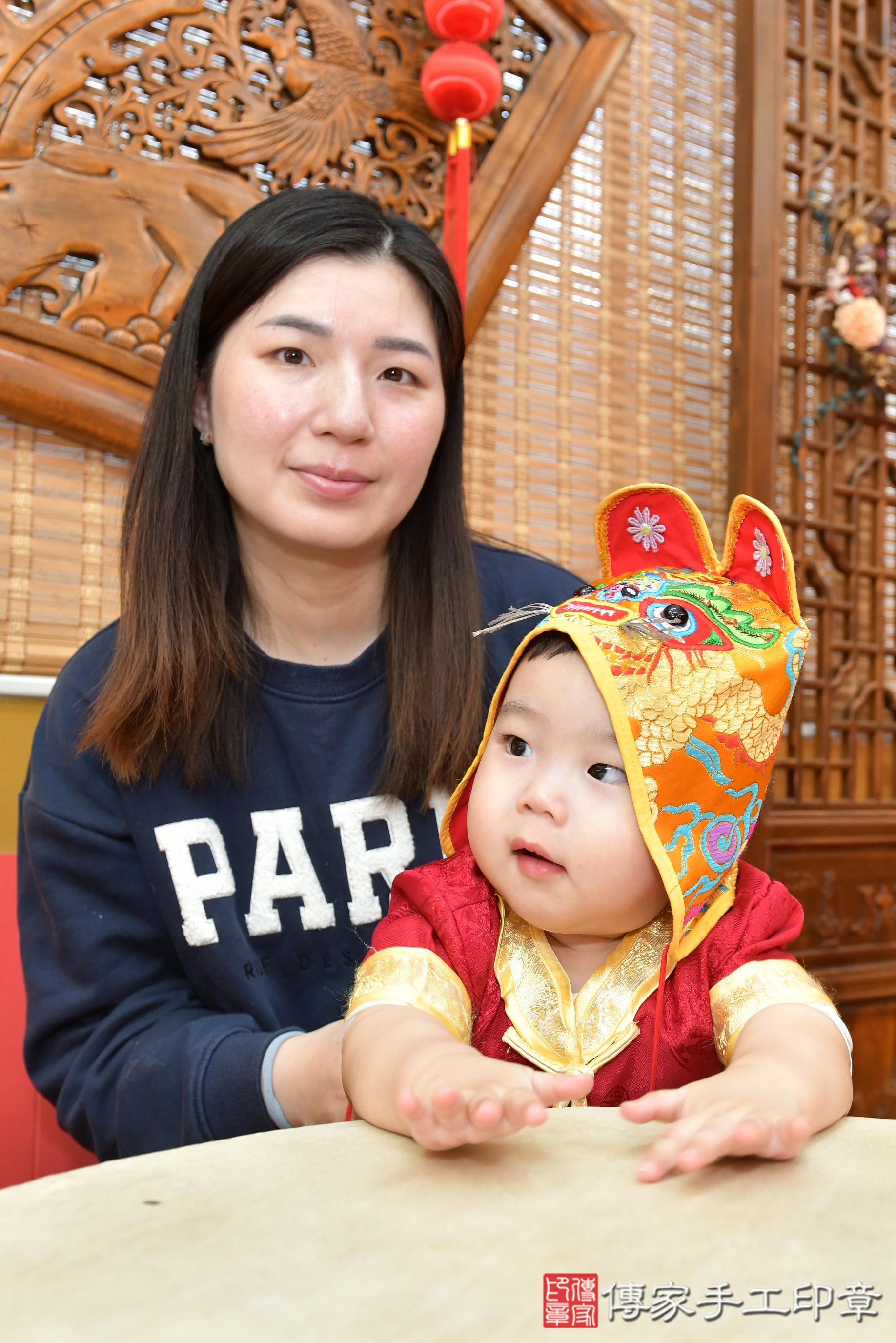 傳家手工印章桃園店、抓周、度脺、美式風會場、傳家嬰兒古禮、吉祥話、抓周道具物品24種、拍照。抓周證書。寶寶抓周、滿周歲、生日快樂、祝福