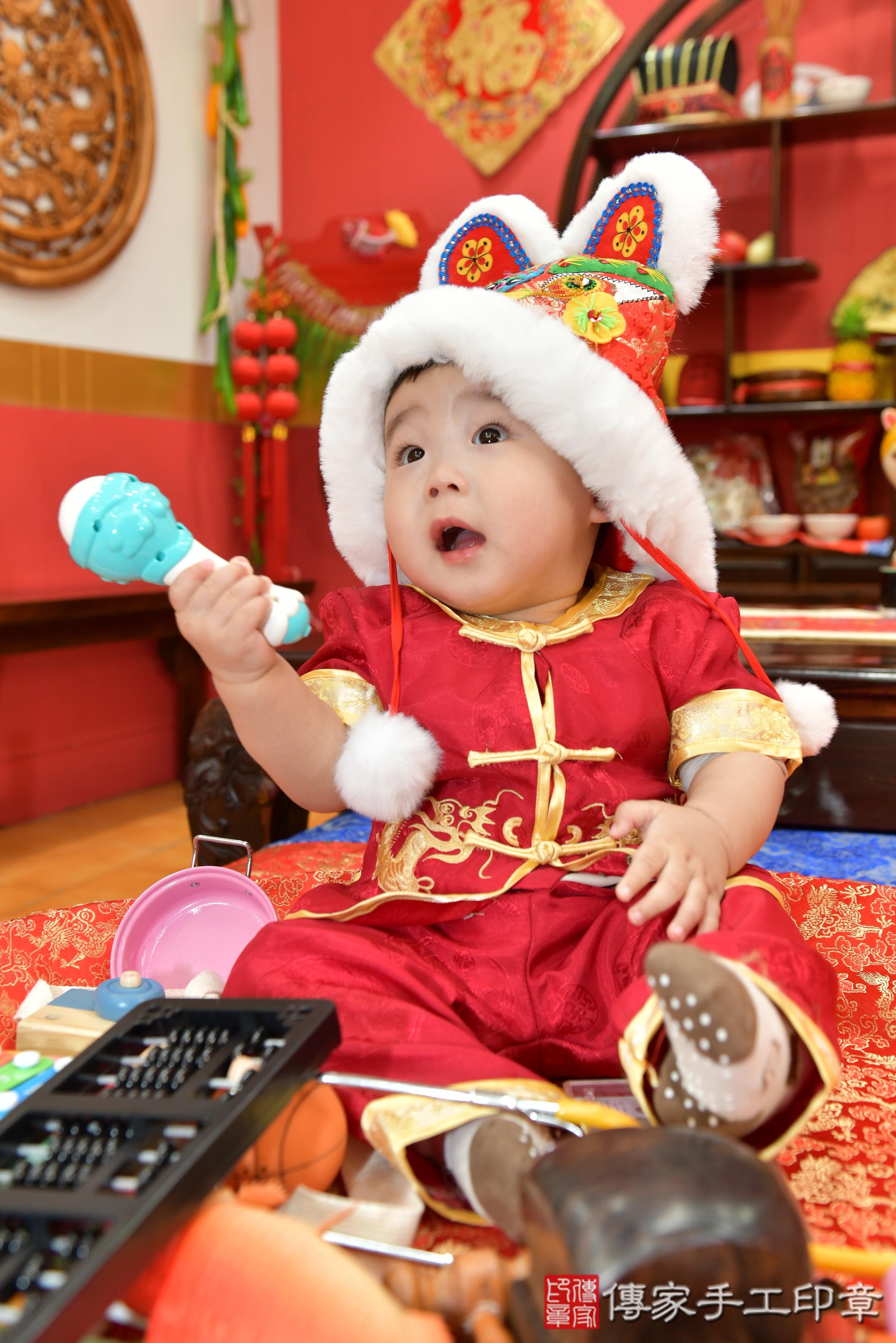 傳家手工印章桃園店、抓周、度脺、美式風會場、傳家嬰兒古禮、吉祥話、抓周道具物品24種、拍照。抓周證書。寶寶抓周、滿周歲、生日快樂、祝福
