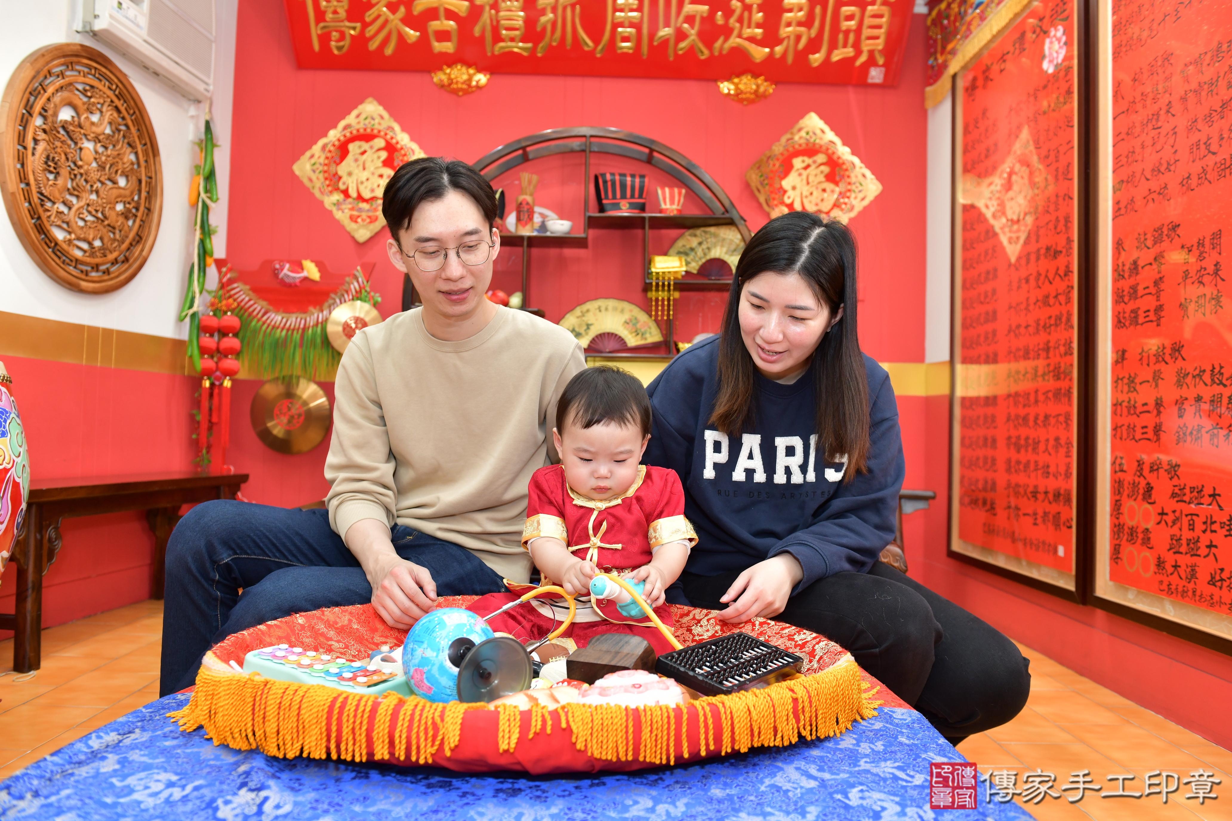 傳家手工印章桃園店、抓周、度脺、美式風會場、傳家嬰兒古禮、吉祥話、抓周道具物品24種、拍照。抓周證書。寶寶抓周、滿周歲、生日快樂、祝福