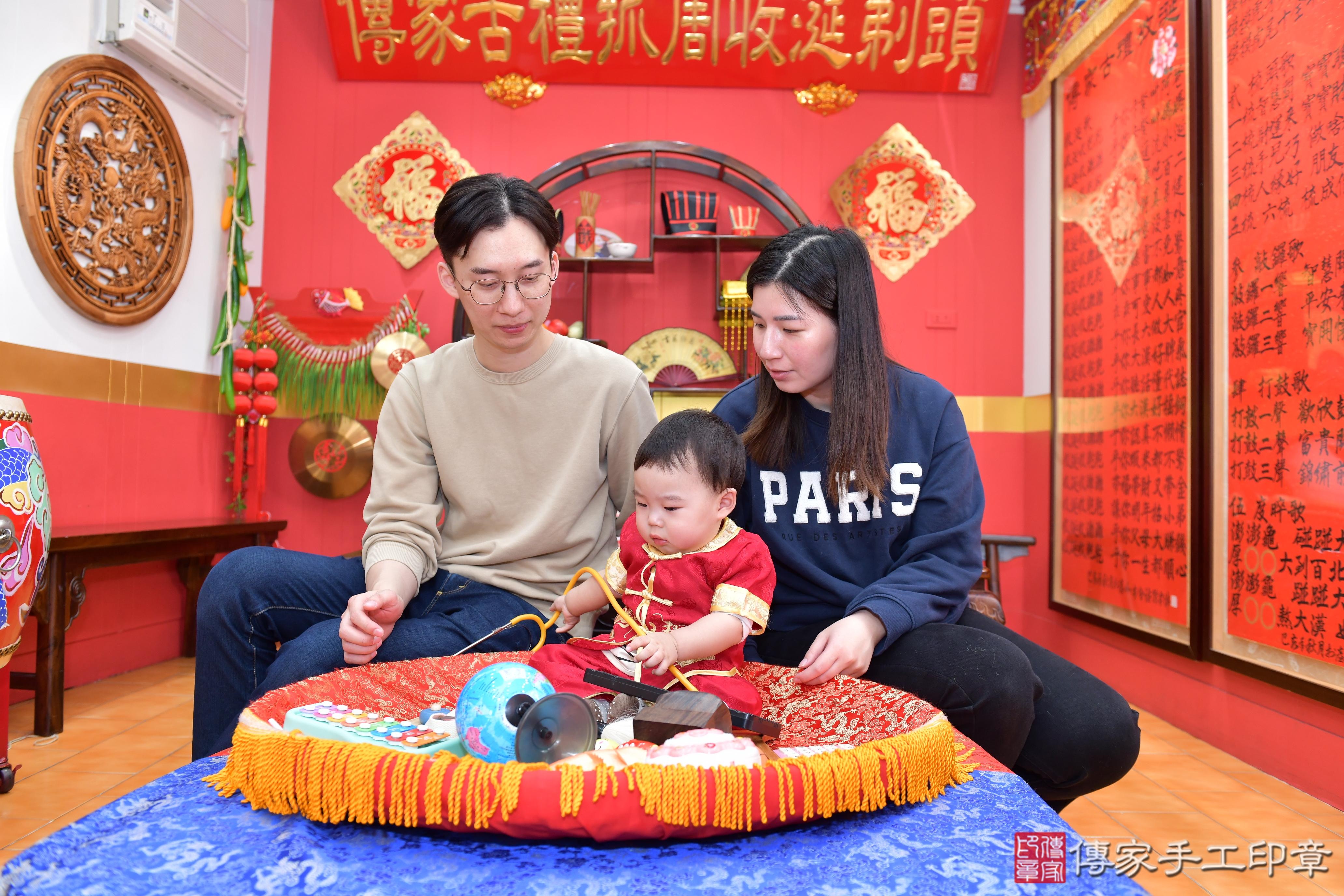 傳家手工印章桃園店、抓周、度脺、美式風會場、傳家嬰兒古禮、吉祥話、抓周道具物品24種、拍照。抓周證書。寶寶抓周、滿周歲、生日快樂、祝福