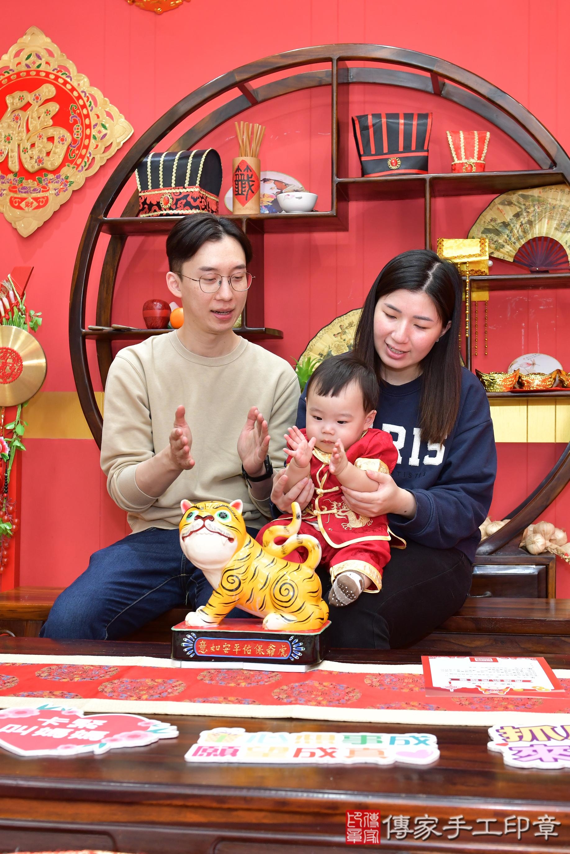 傳家手工印章桃園店、抓周、度脺、美式風會場、傳家嬰兒古禮、吉祥話、抓周道具物品24種、拍照。抓周證書。寶寶抓周、滿周歲、生日快樂、祝福