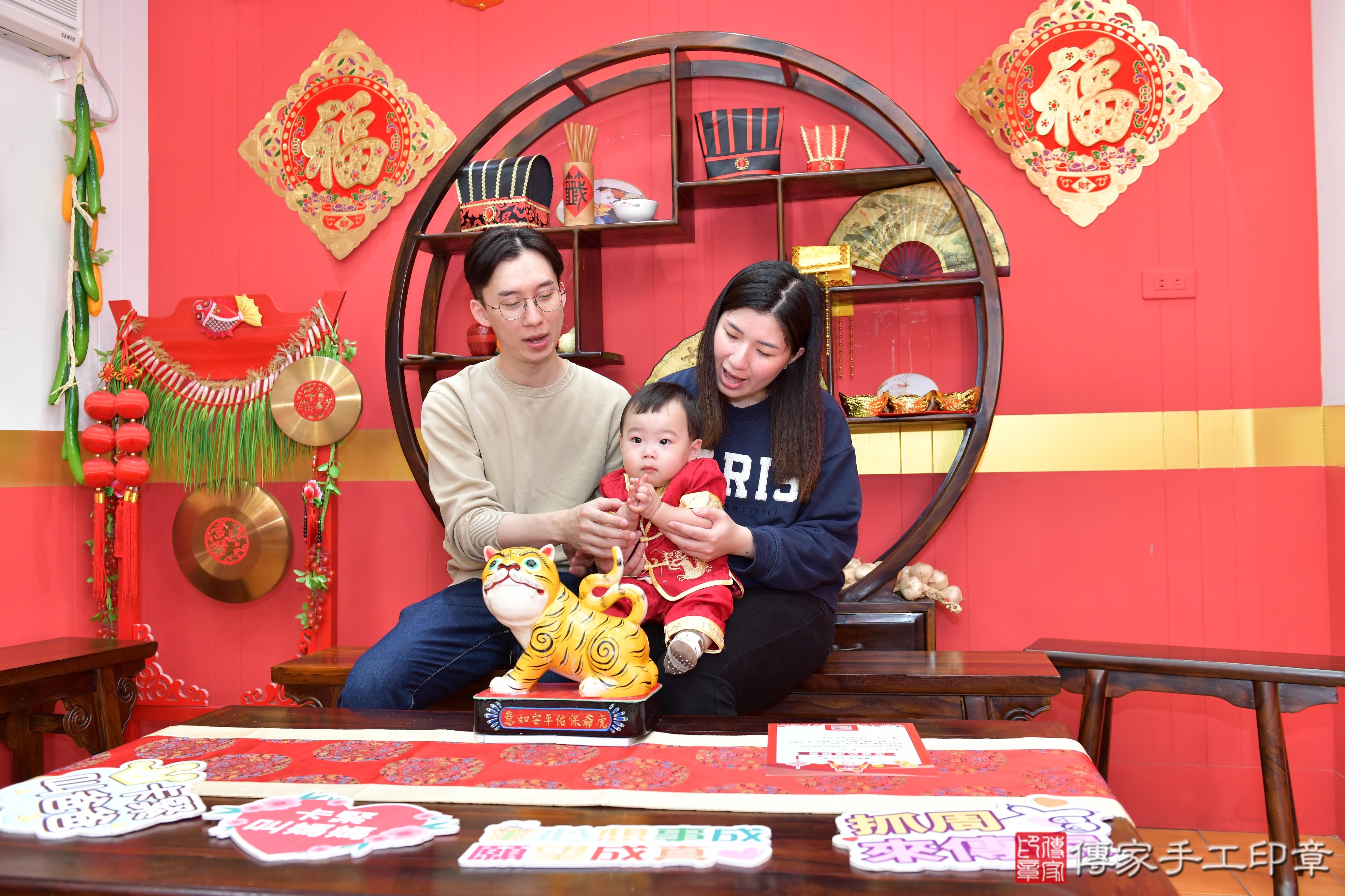 傳家手工印章桃園店、抓周、度脺、美式風會場、傳家嬰兒古禮、吉祥話、抓周道具物品24種、拍照。抓周證書。寶寶抓周、滿周歲、生日快樂、祝福