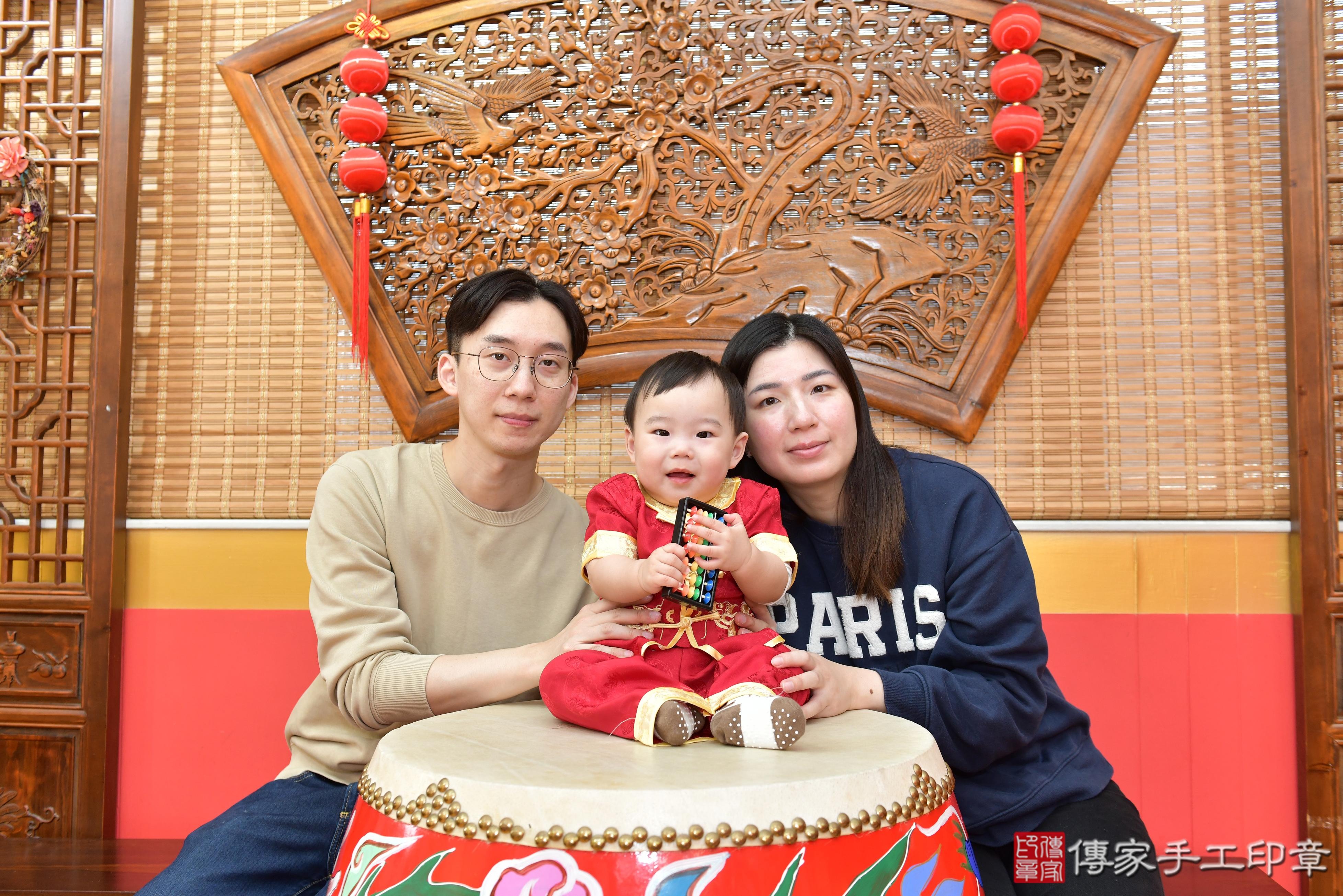 傳家手工印章桃園店、抓周、度脺、美式風會場、傳家嬰兒古禮、吉祥話、抓周道具物品24種、拍照。抓周證書。寶寶抓周、滿周歲、生日快樂、祝福