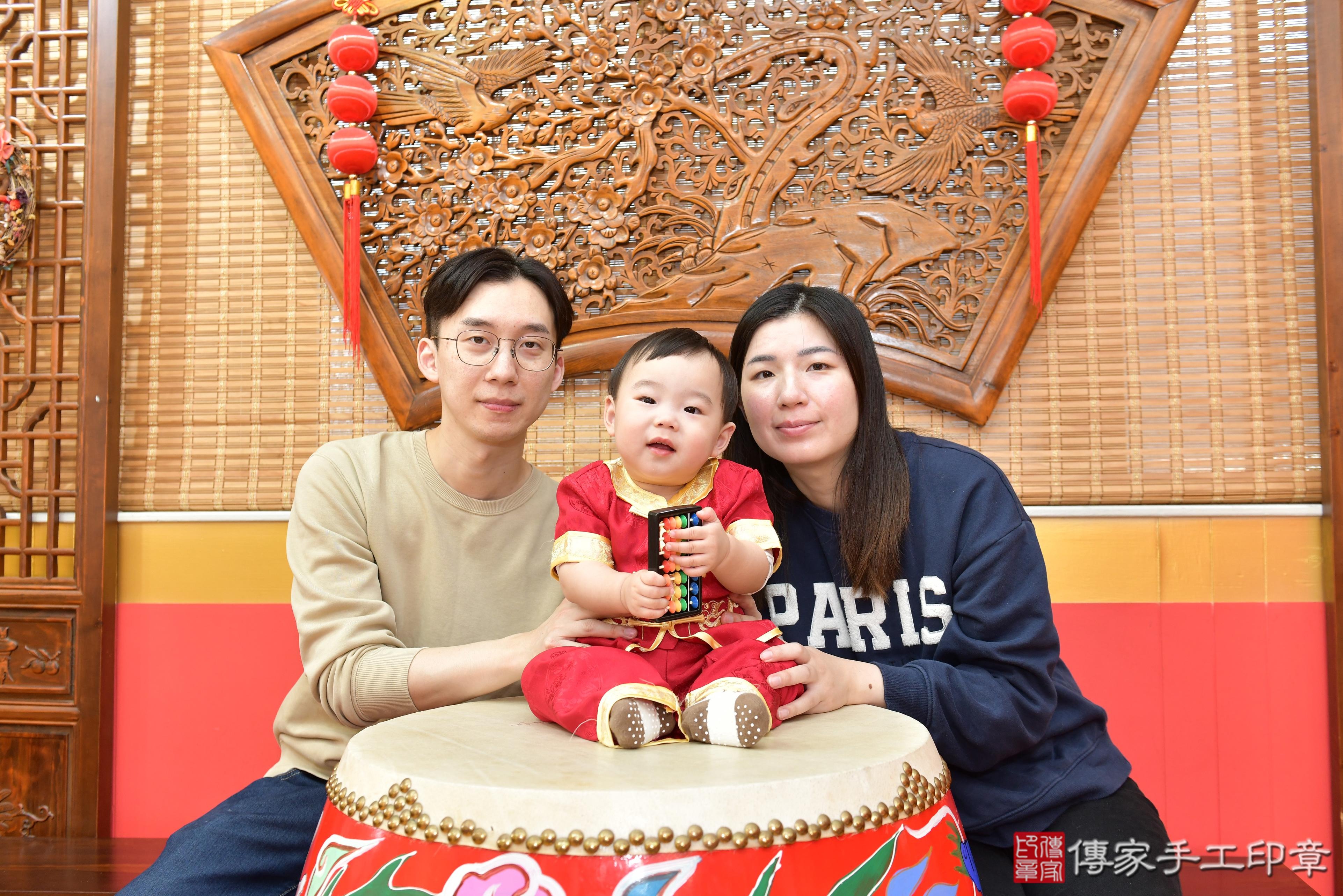 傳家手工印章桃園店、抓周、度脺、美式風會場、傳家嬰兒古禮、吉祥話、抓周道具物品24種、拍照。抓周證書。寶寶抓周、滿周歲、生日快樂、祝福
