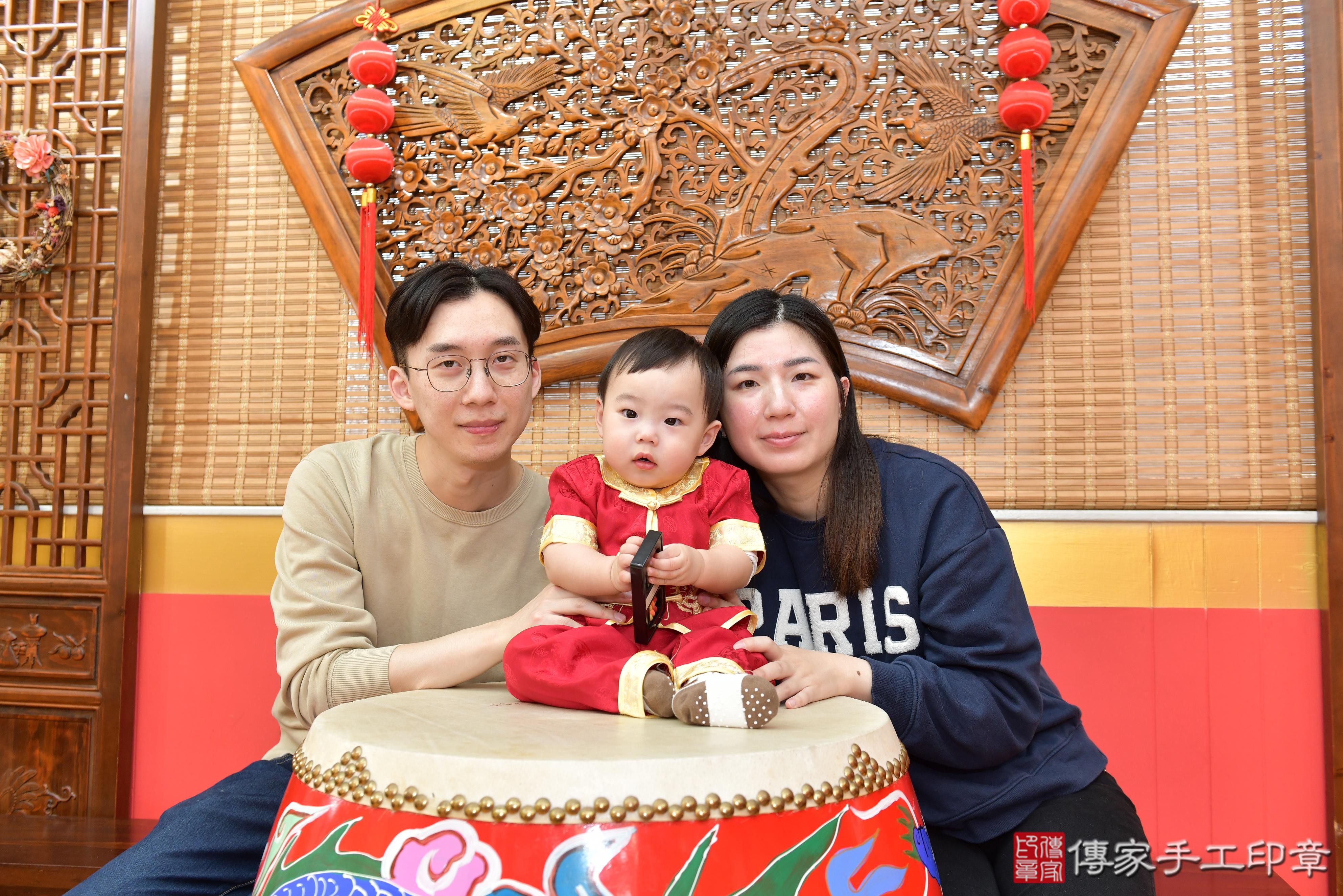 傳家手工印章桃園店、抓周、度脺、美式風會場、傳家嬰兒古禮、吉祥話、抓周道具物品24種、拍照。抓周證書。寶寶抓周、滿周歲、生日快樂、祝福