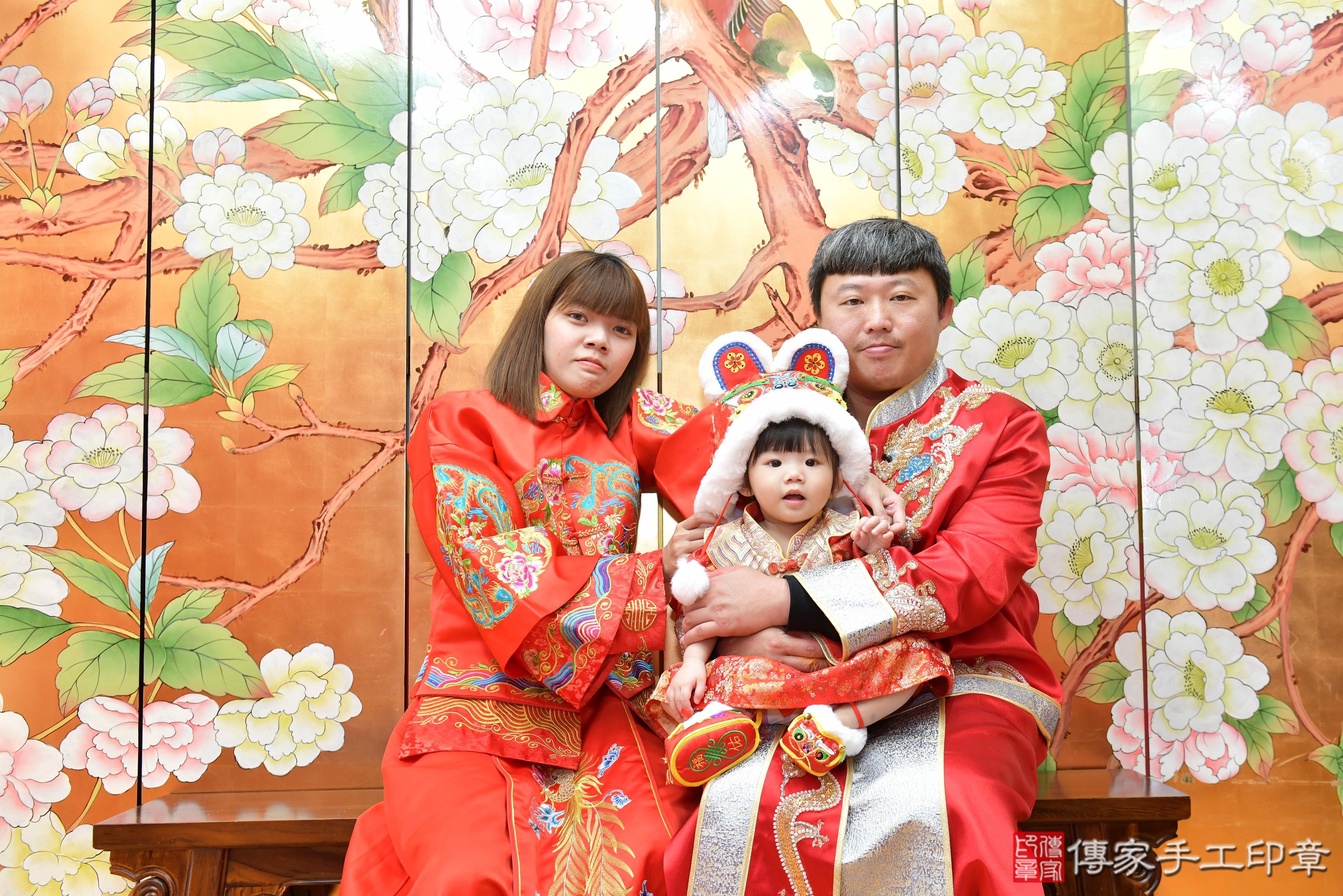 傳家手工印章桃園店、抓周、度脺、美式風會場、傳家嬰兒古禮、吉祥話、抓周道具物品24種、拍照。抓周證書。寶寶抓周、滿周歲、生日快樂、祝福