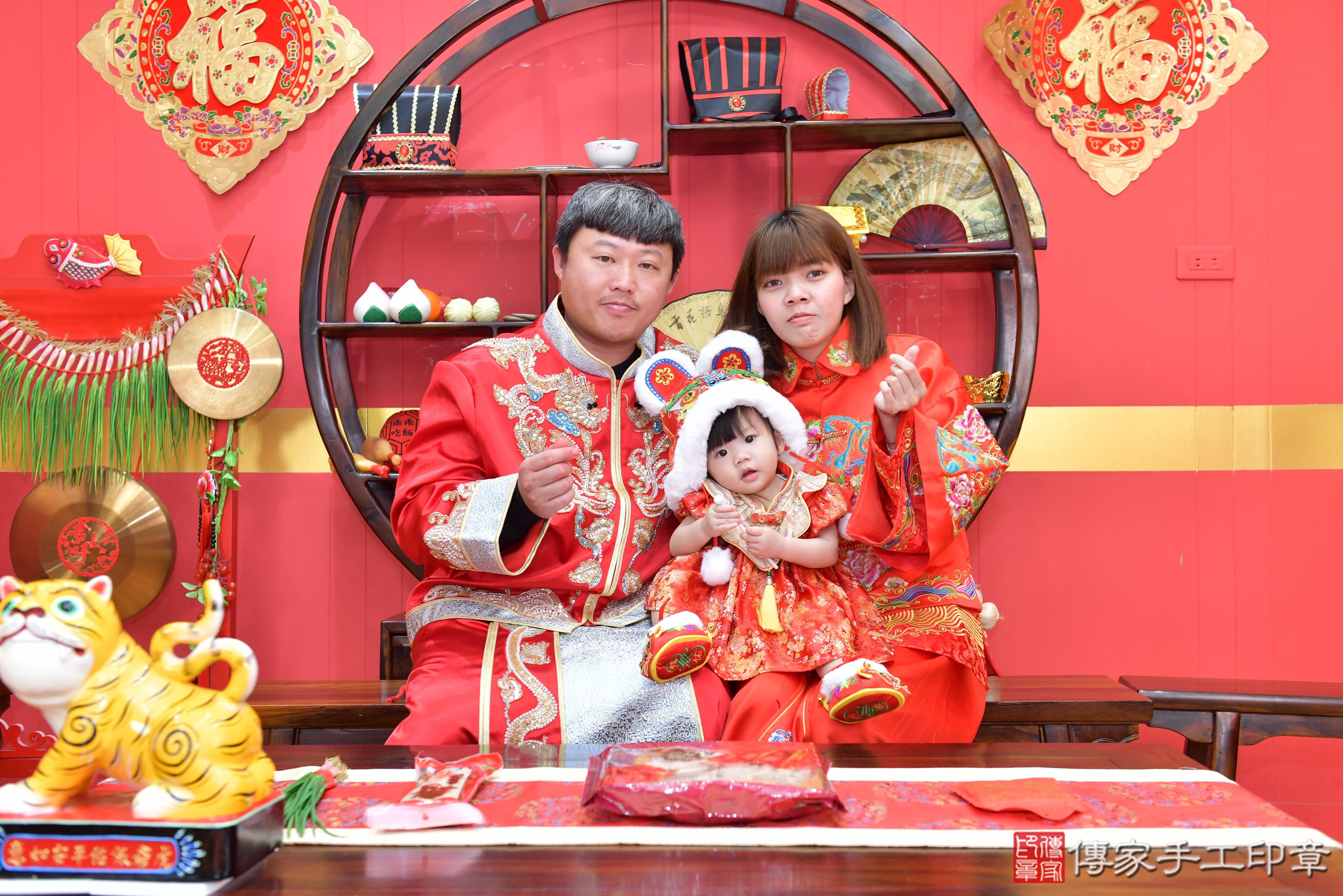 傳家手工印章桃園店、抓周、度脺、美式風會場、傳家嬰兒古禮、吉祥話、抓周道具物品24種、拍照。抓周證書。寶寶抓周、滿周歲、生日快樂、祝福