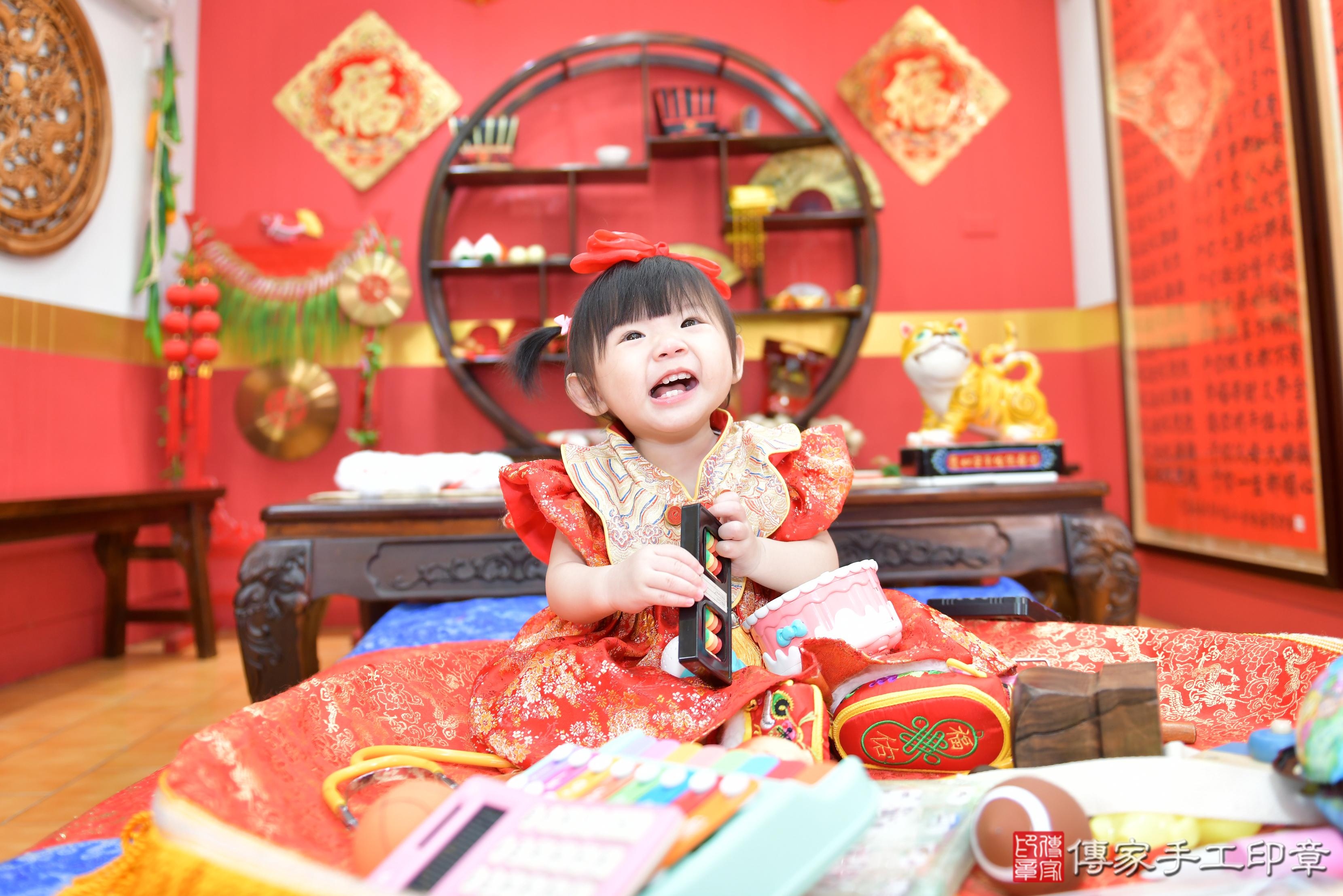 傳家手工印章桃園店、抓周、度脺、美式風會場、傳家嬰兒古禮、吉祥話、抓周道具物品24種、拍照。抓周證書。寶寶抓周、滿周歲、生日快樂、祝福