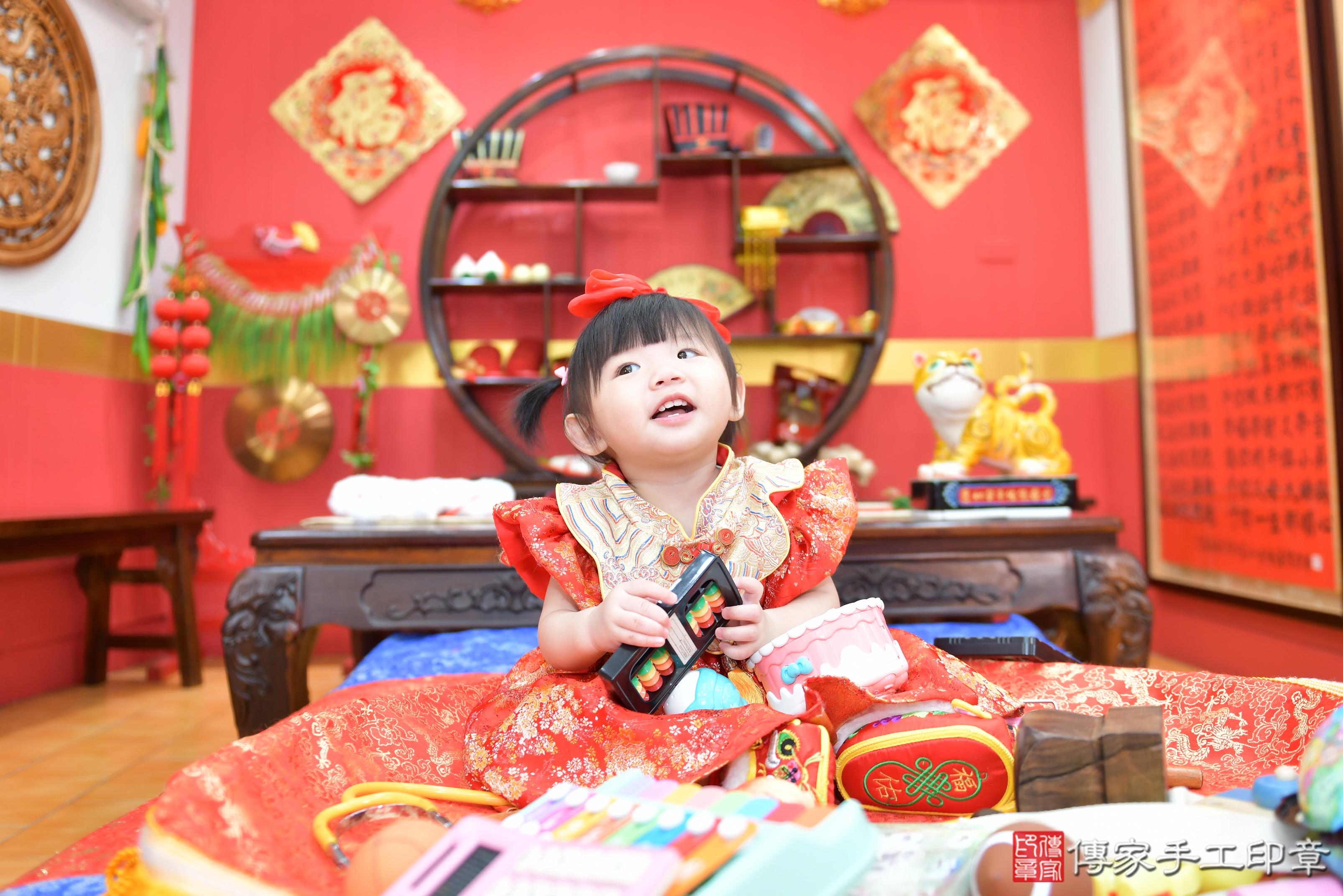 傳家手工印章桃園店、抓周、度脺、美式風會場、傳家嬰兒古禮、吉祥話、抓周道具物品24種、拍照。抓周證書。寶寶抓周、滿周歲、生日快樂、祝福